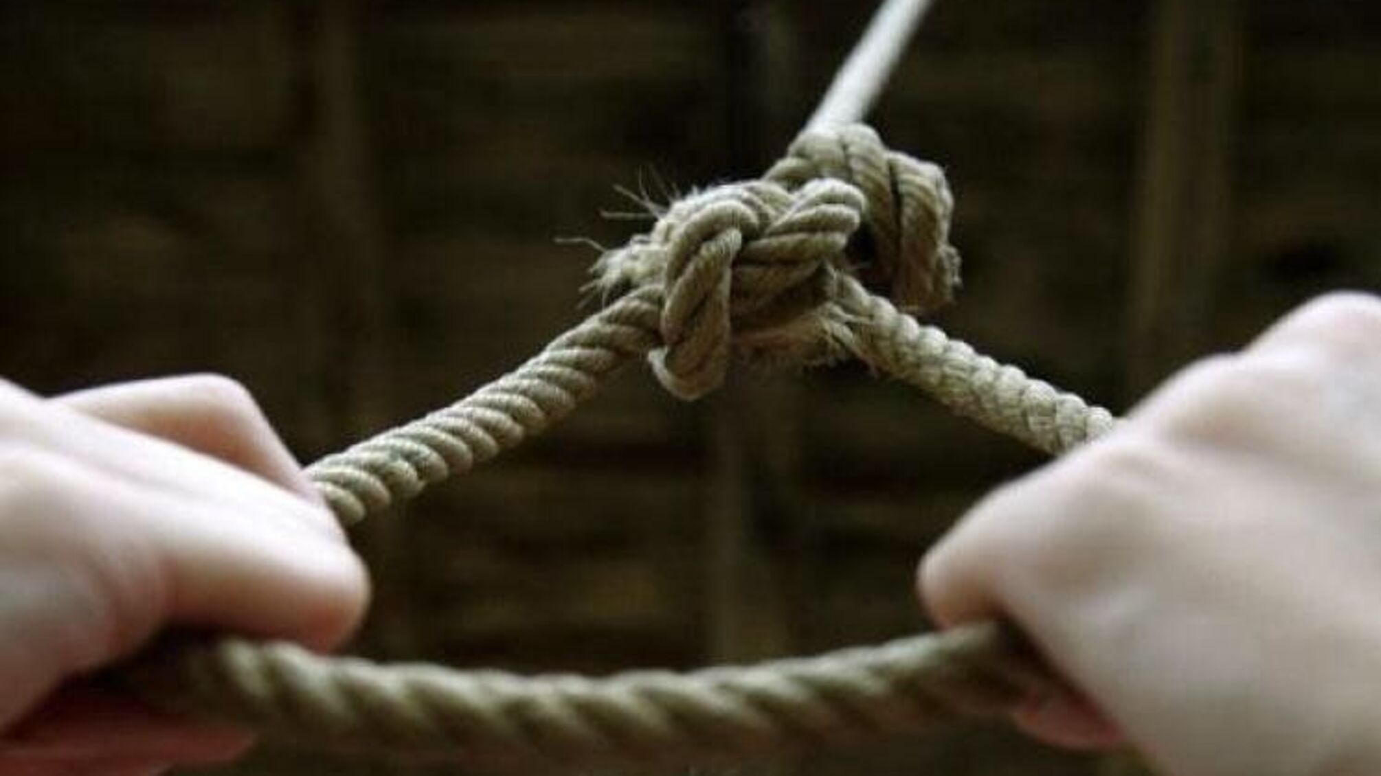 У Львові чоловік намагався повіситися на світлофорі