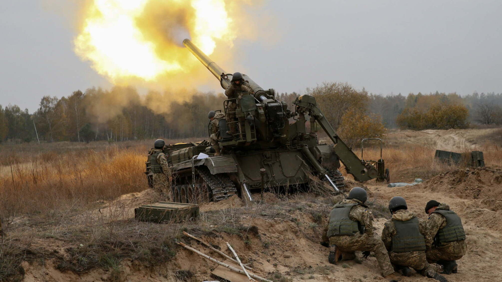 Потужний обстріл на передовій Донбасу: підірваний військовий 'ЗІЛ-131', є поранені