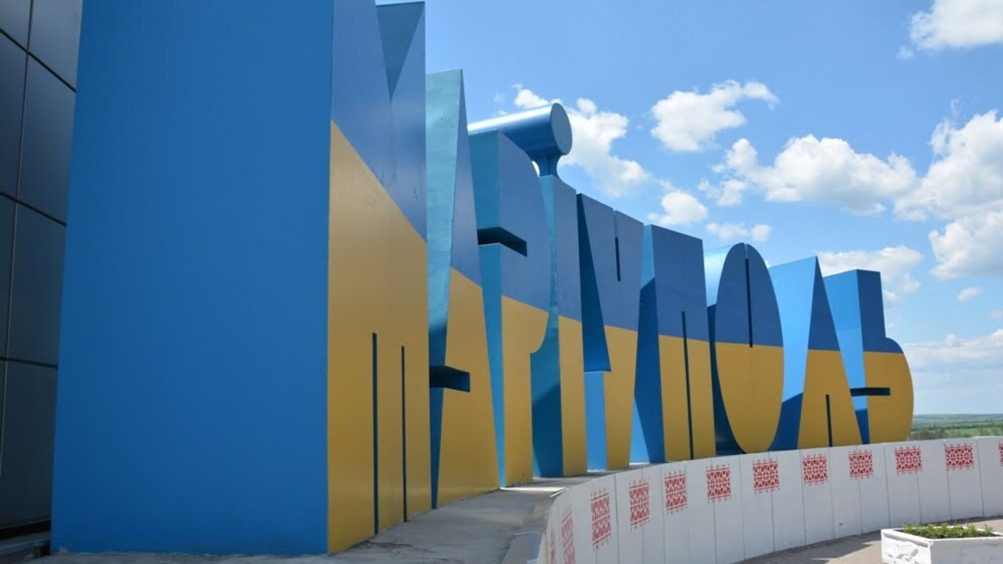 У Маріуполі кілька годин гримлять вибухи: жителі налякані приголомшливою канонадою