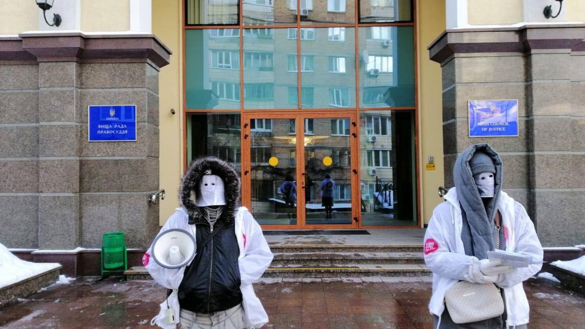 Захистити журналістів від тиску судді Сівакової: під ВРП провели акцію на захист працівників ЗМІ