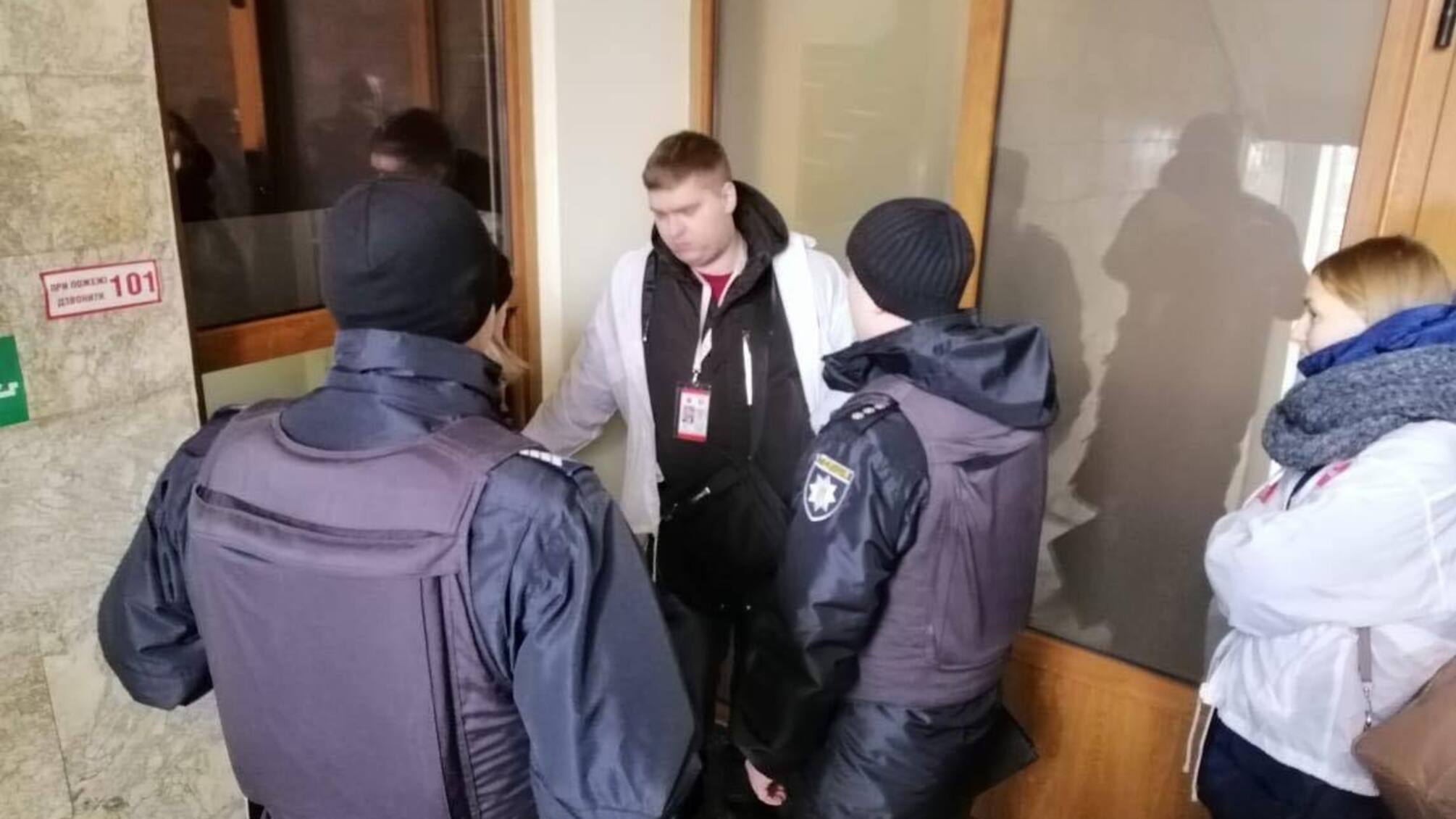 За сімома замками: працівники АРМА сховались від журналістів