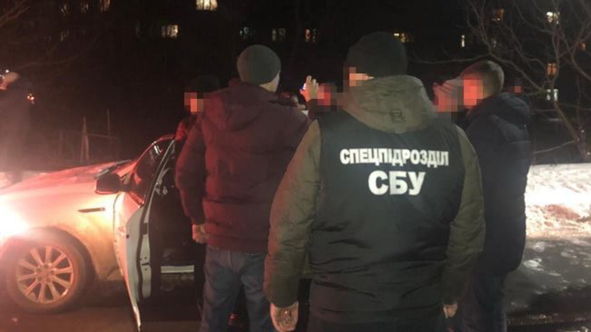 'Відмазував' від тюрми, опинився в кайданках - на хабарі затримано копа-хабарника Рівненщини