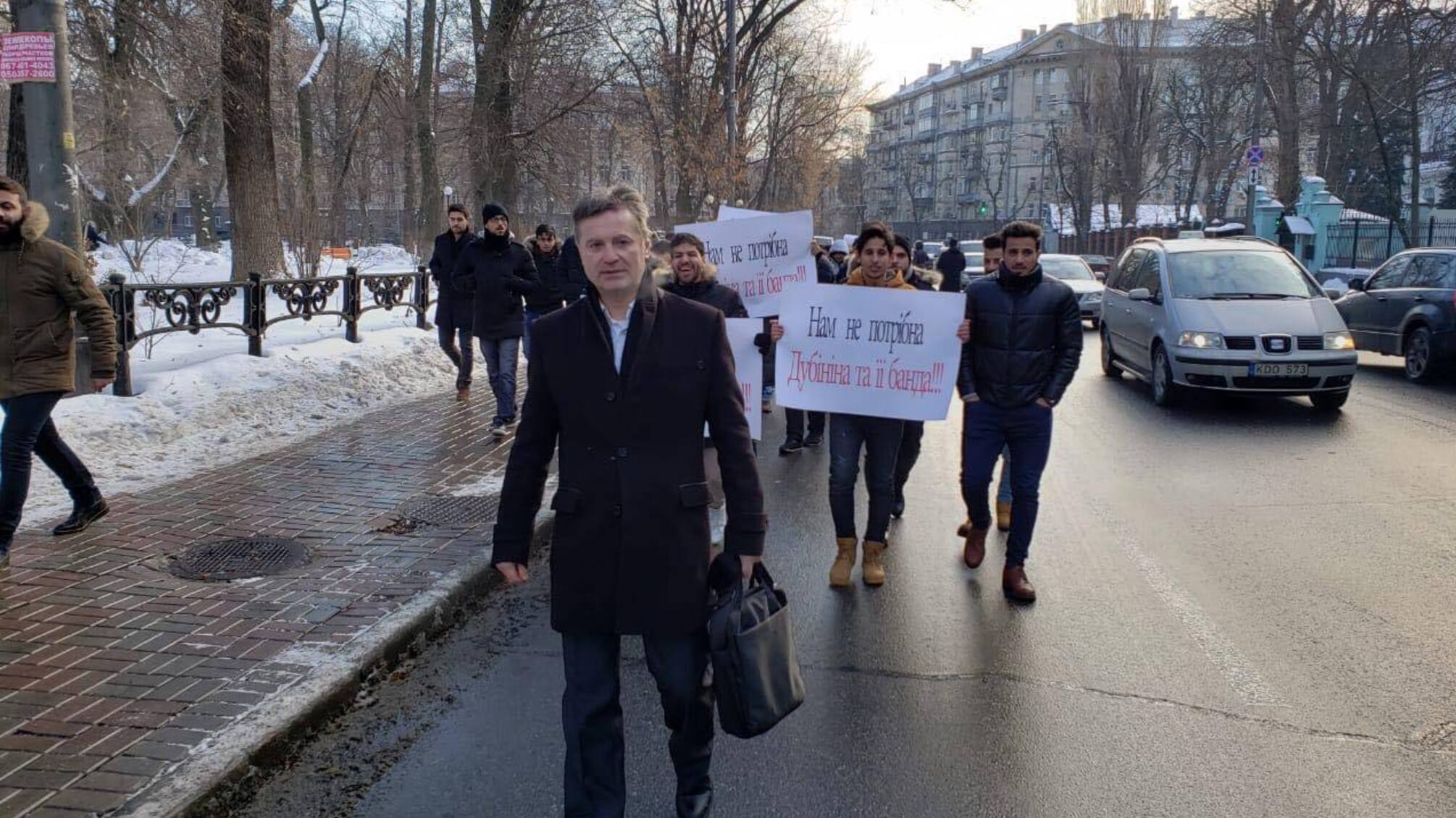 Захистіть ОНМедУ від МОЗу! Під Кабміном протест студентів-медиків з усієї країни