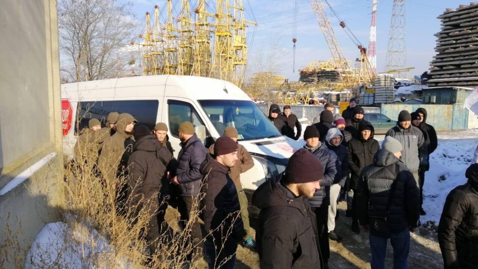 Штовхали журналістів та кидались на активістів: як у Києві охорона піщаного браконьєра виконувала припис Київради