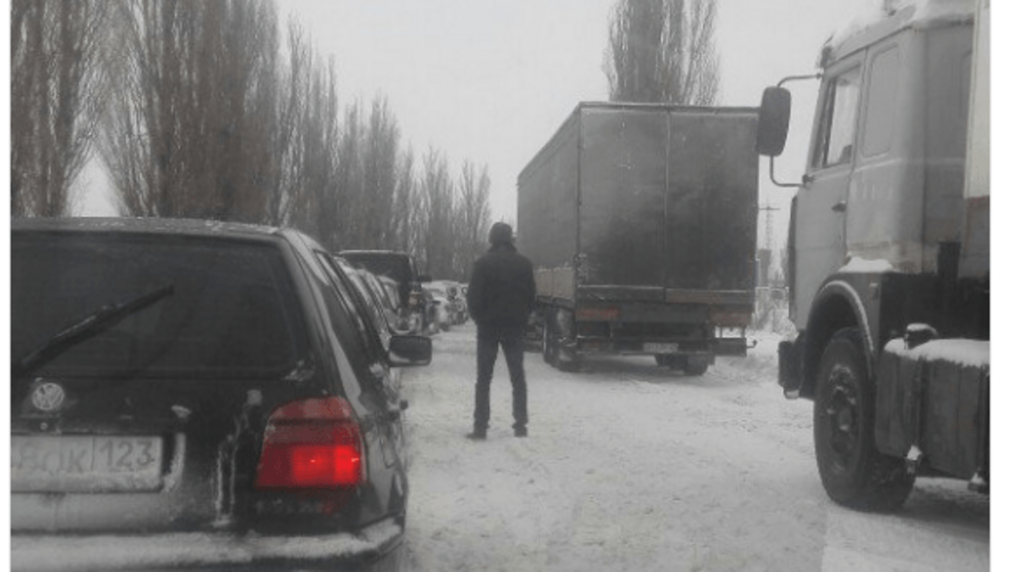 'Через величезні замети навіть не видно машин', – окупований Донбас охопив транспортний колапс – фото