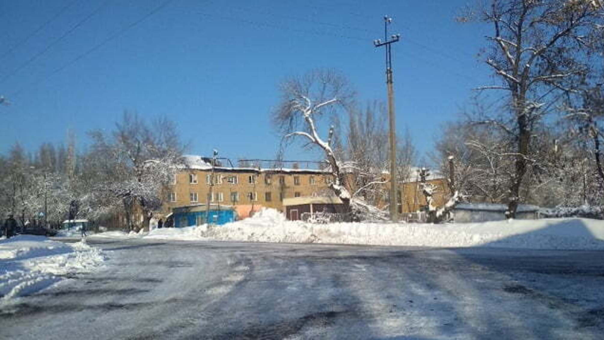 На Донбасі продовжують масово обвалюватися дахи: у Мережі показали фотографії НП