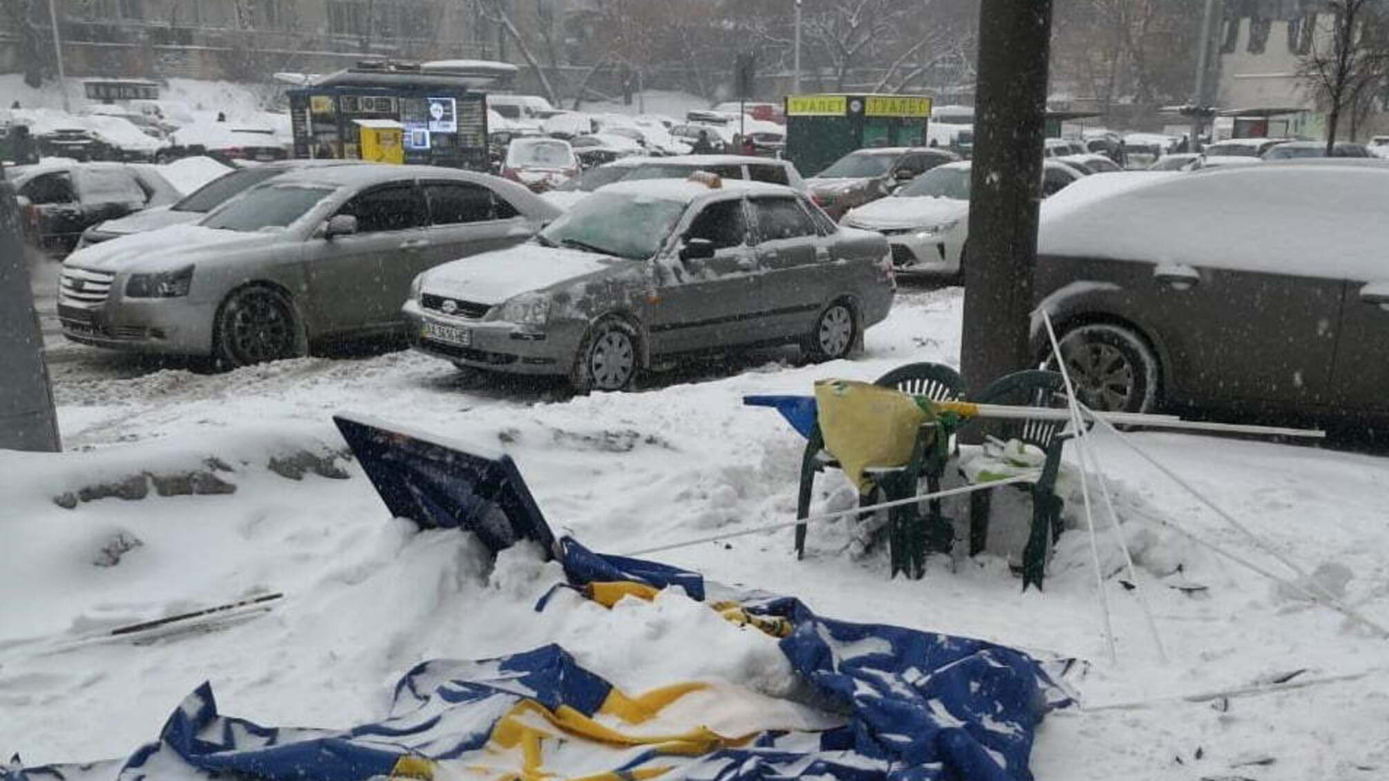 У Києві розгромили намет однієї із партій та напали на жінок-агітаторів – кадри