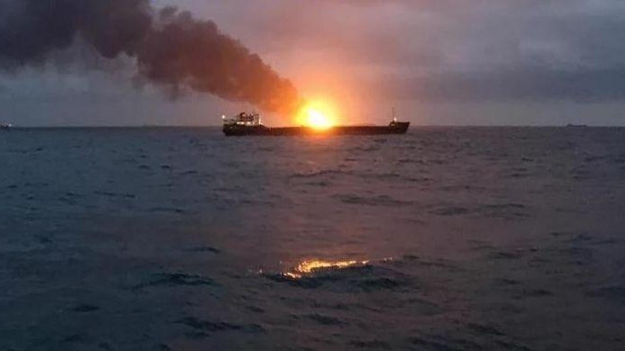 Є загиблі та зниклі  – кількість жертв пожеж на кораблях біля Керчі зростає (ВІДЕО)
