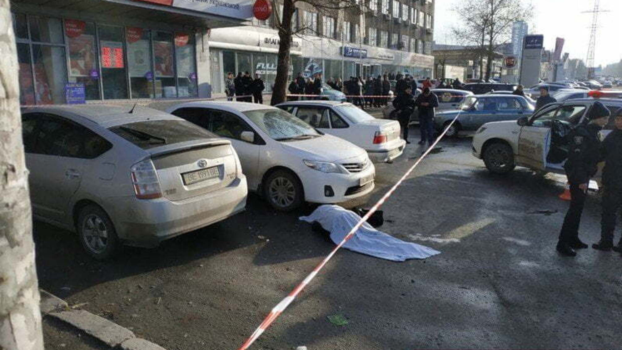 У Миколаєві внаслідок стрілянини біля суду загинули двоє людей (ФОТО)
