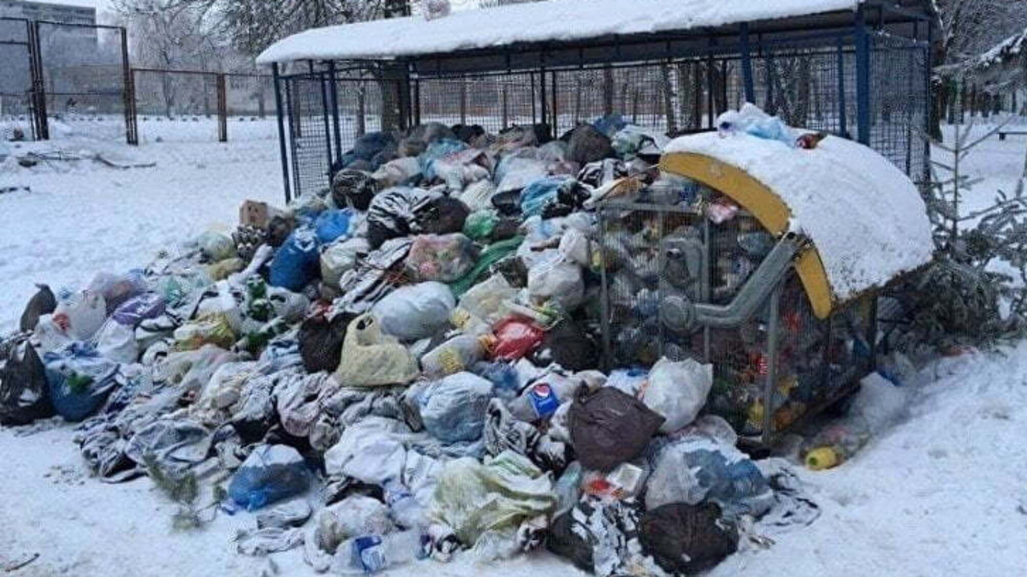 Окупанти РФ перетворили Донецьк в сміттєзвалище: люди скаржаться на неможливе життя в 'ДНР' – кадри
