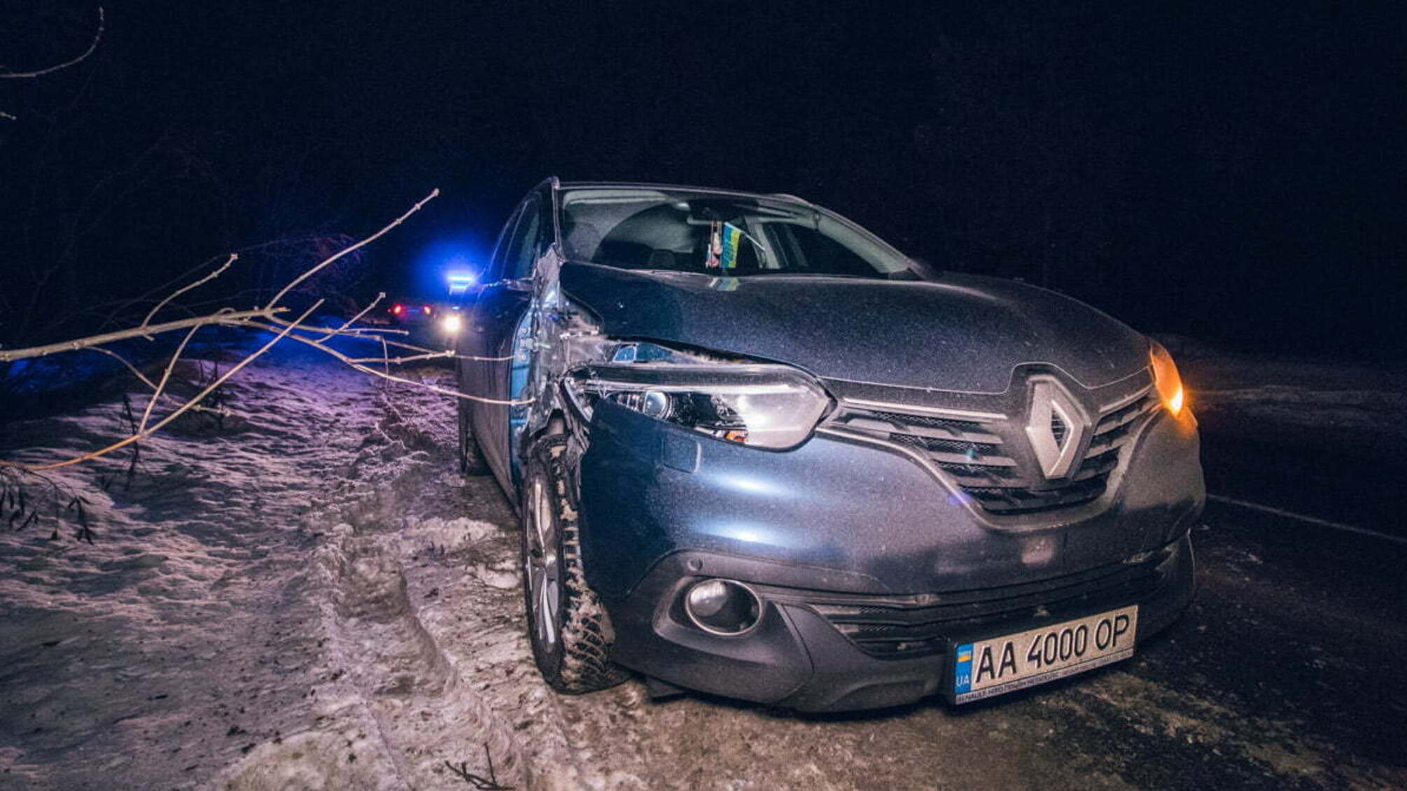 На Київщині Renault збив військовослужбовця ЗСУ – чоловік у тяжкому стані (ВІДЕО)