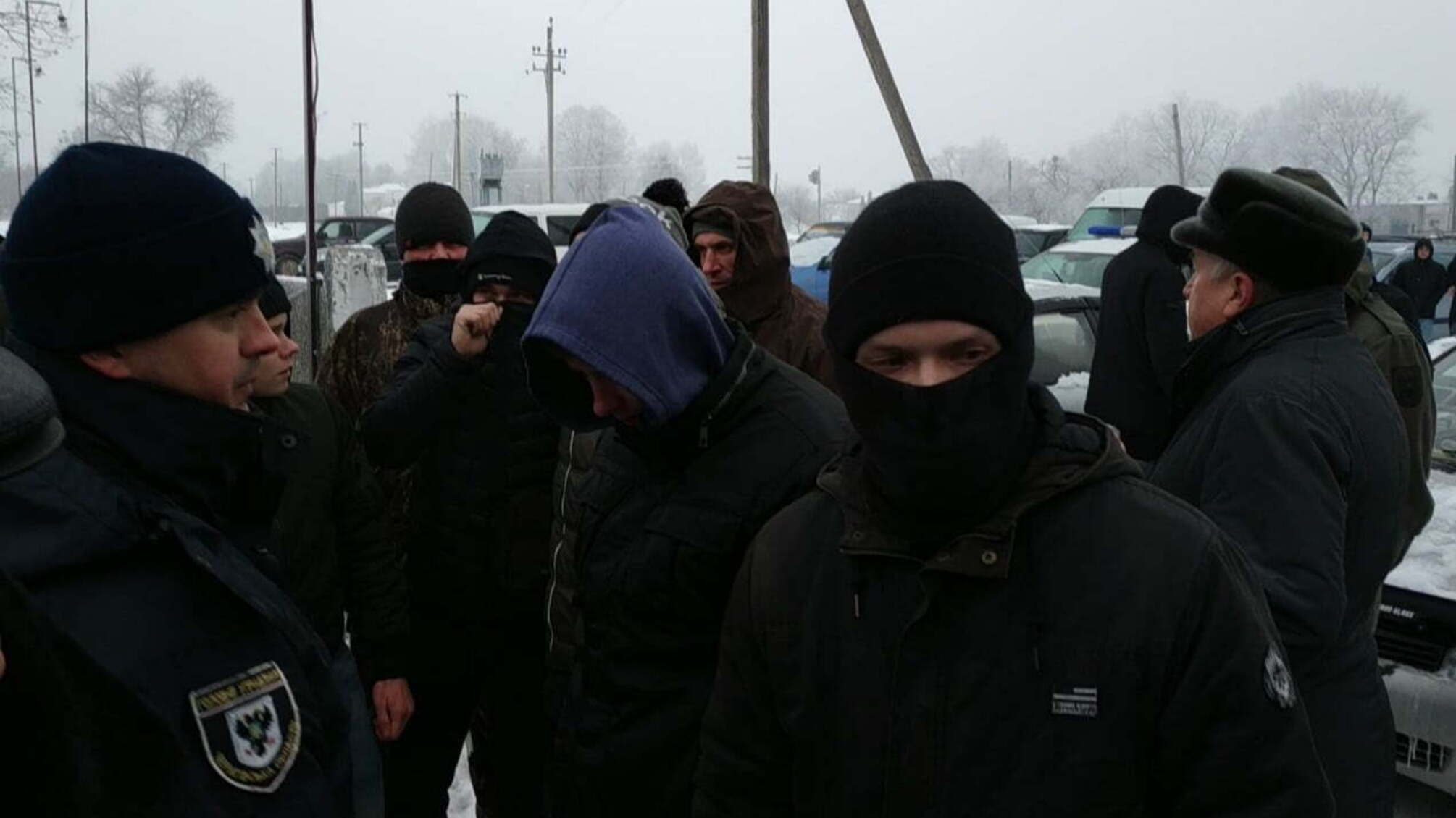 30 озброєних невідомих захопили підприємство на Чернігівщині – кадри