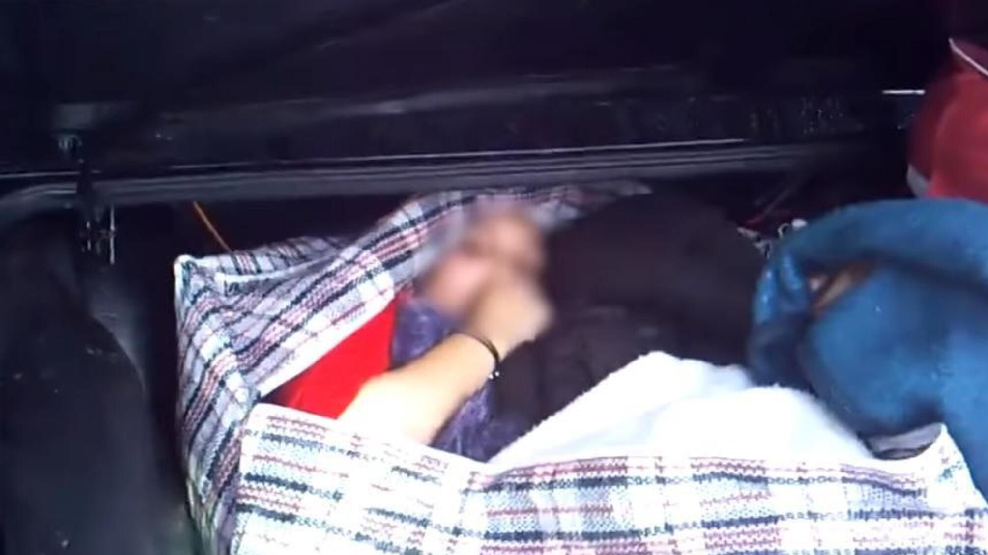 “Господарча сумка з ознаками життя” – на білоруському кордоні затримали туркмена, який незвичним способом намагався провезти дівчину в Україну (ВІДЕО)