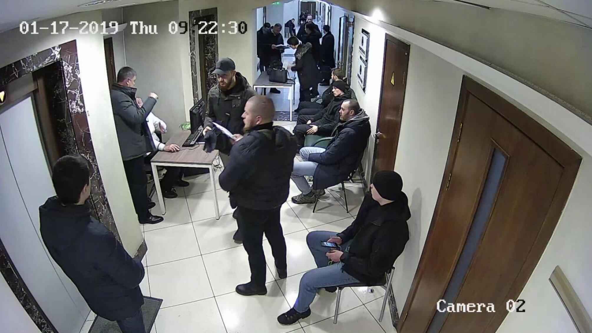 Стіл для тітушок: рейдери заблокували офіс 'Росток-Холдинг' меблями