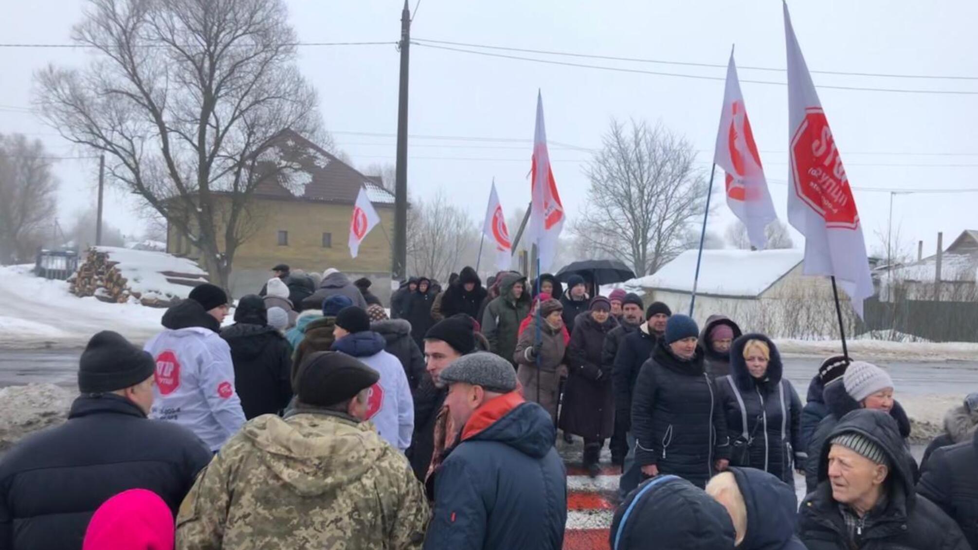 Під Києвом громада перекрила Чернігівську трасу: протестують проти утильзаводу