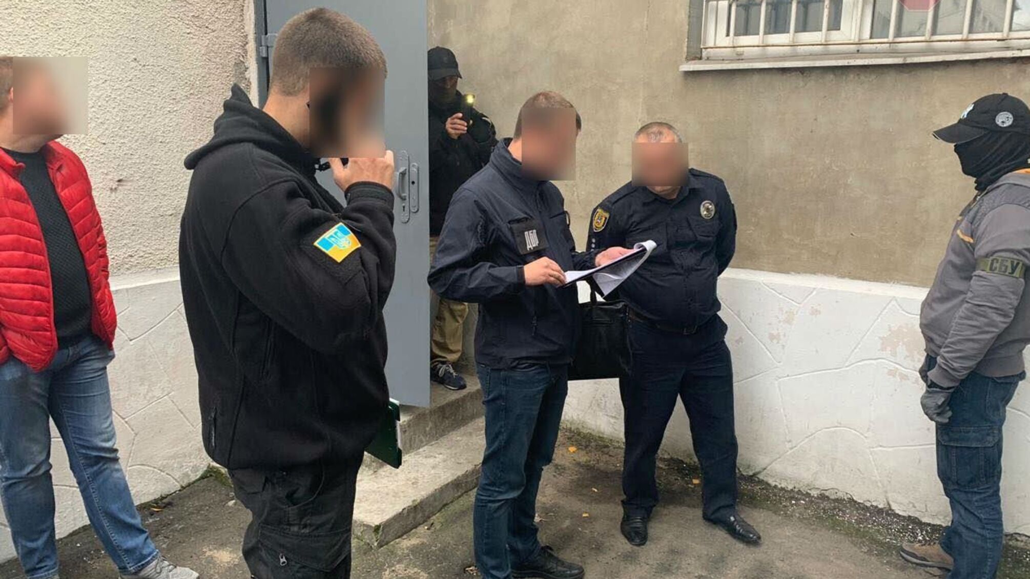 Вимагав хабара від підлеглого: на Одещині викрили керівника відділення поліції (фото)