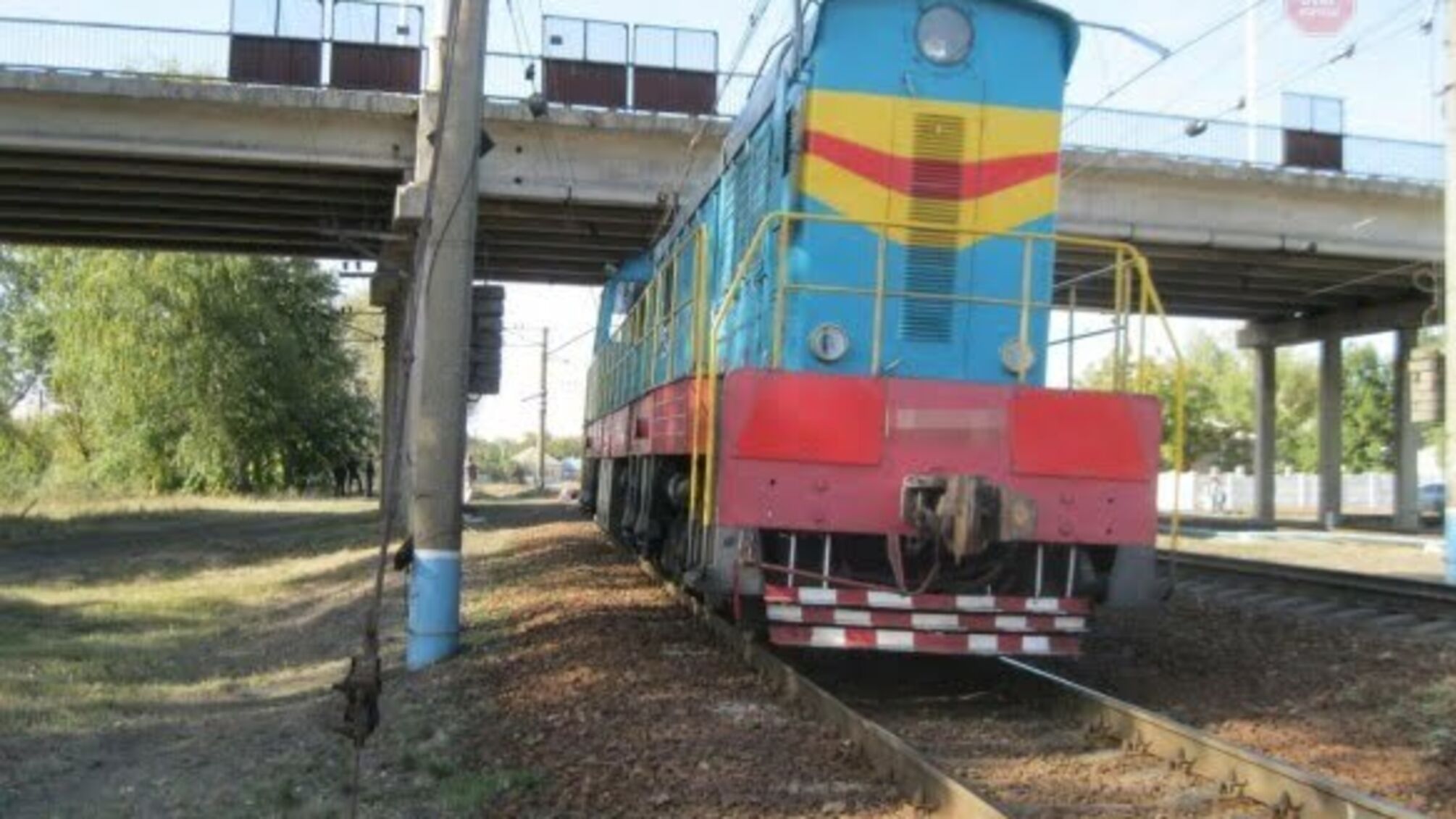 Намагався повіситися, а потім кинувся під потяг: на Харківщині чоловік покінчив життя самогубством