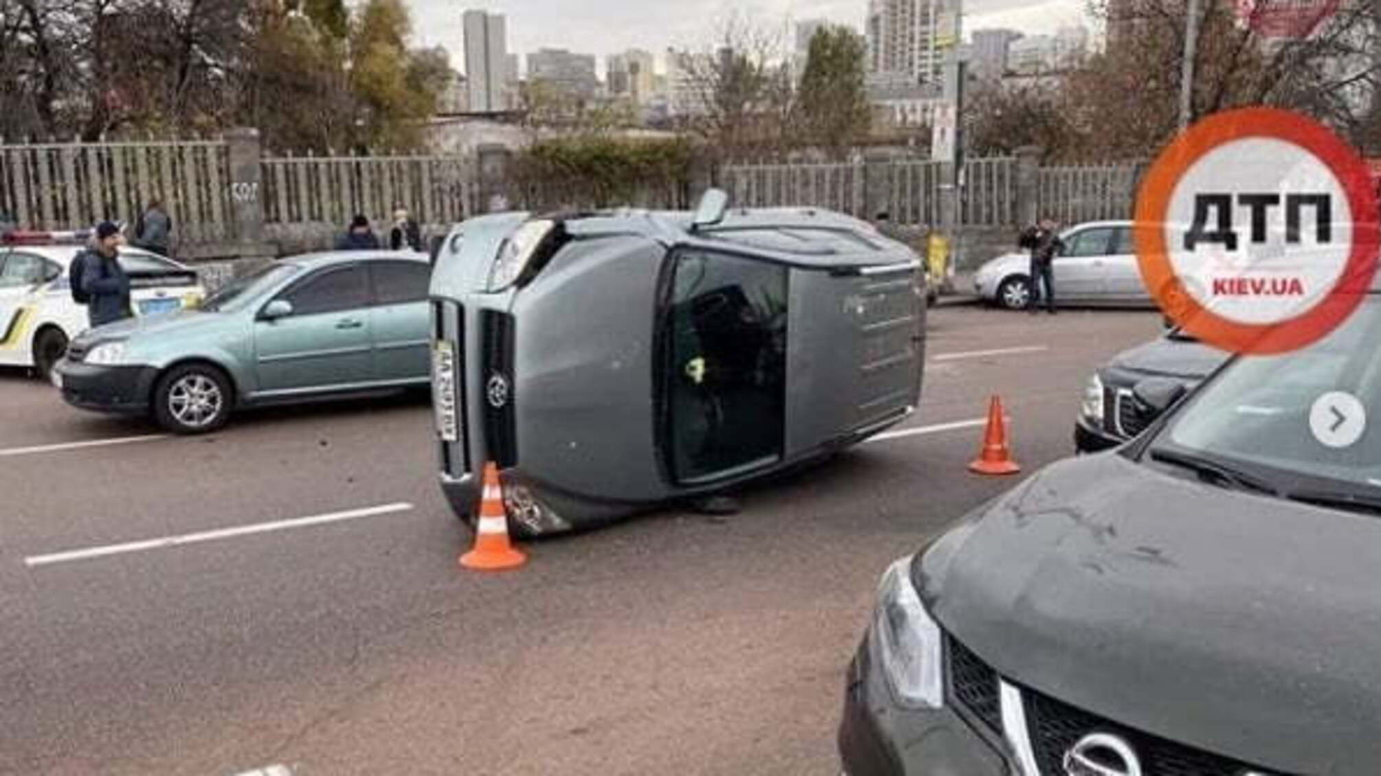 У Києві в районі центрального залізничного вокзалу сталося ДТП з перекиданням