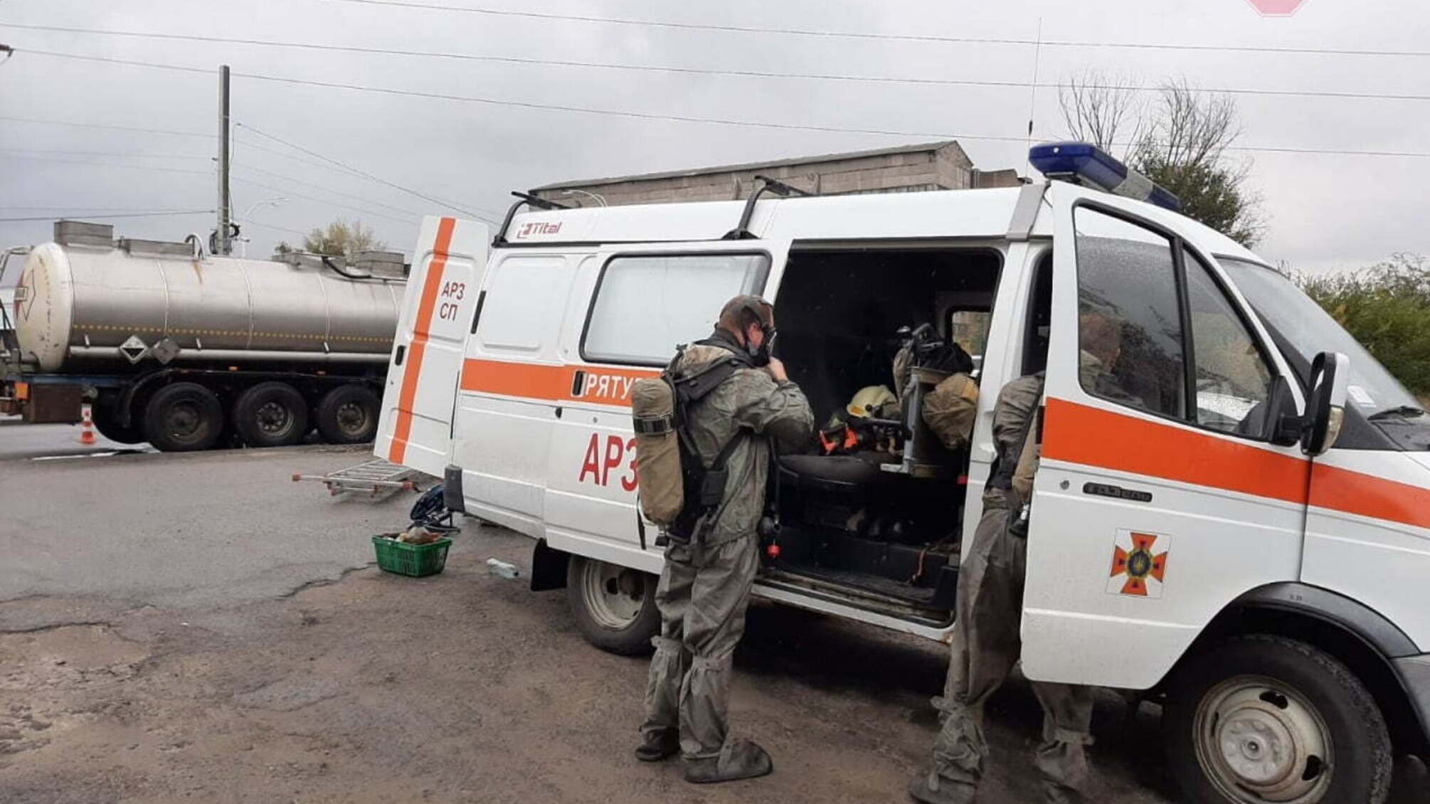 Екологічне лихо: у Дніпрі проводять ліквідацію наслідків витікання хімікатів