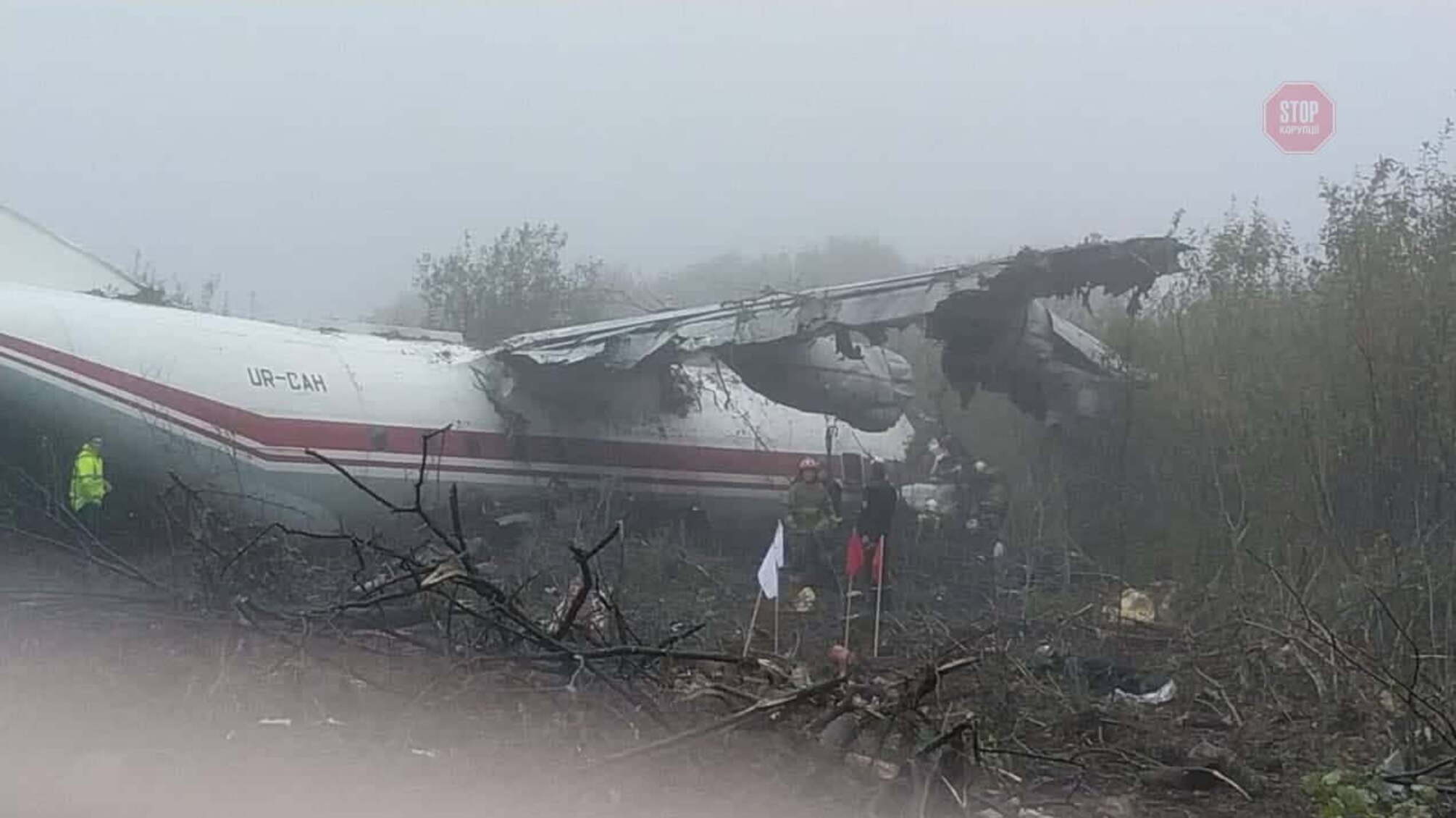 Біля Львова літак здійснив аварійну посадку, є загиблі (фото)
