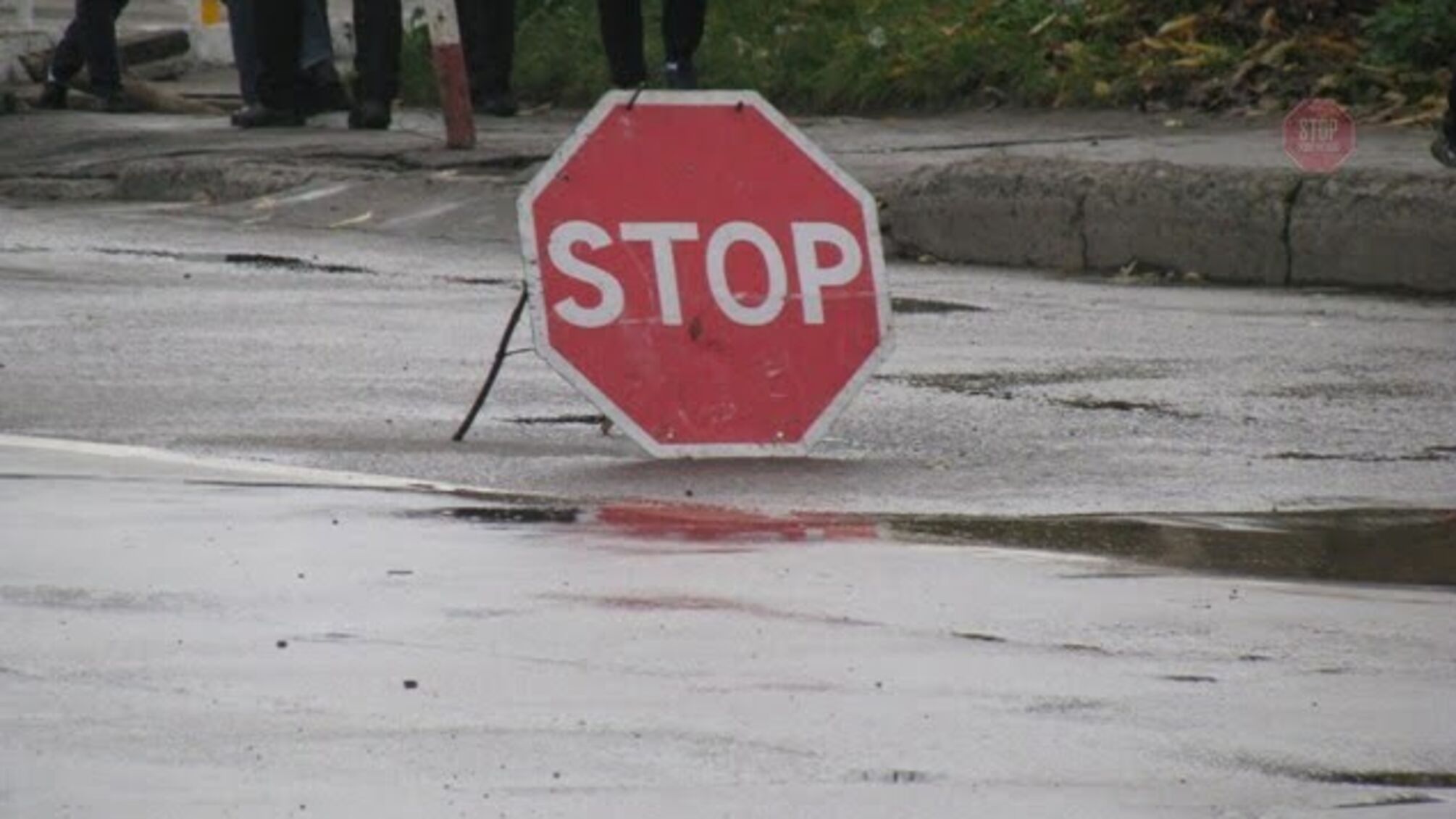 Перебігала трасу: на Львівщині легковик збив жінку