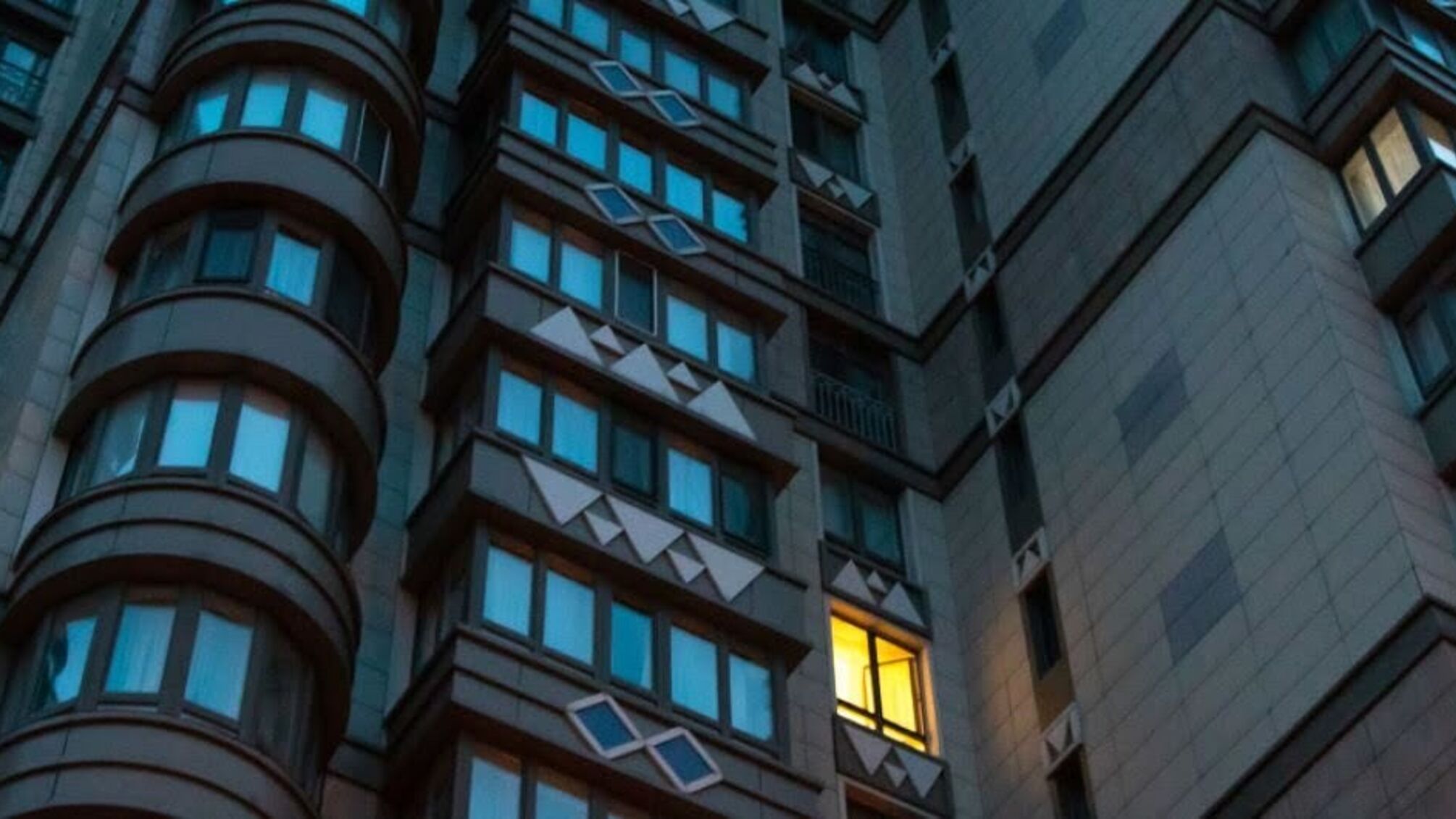 Самогубство чи необережність: у Маріуполі за незрозумілих обставин загинула дівчина-підліток