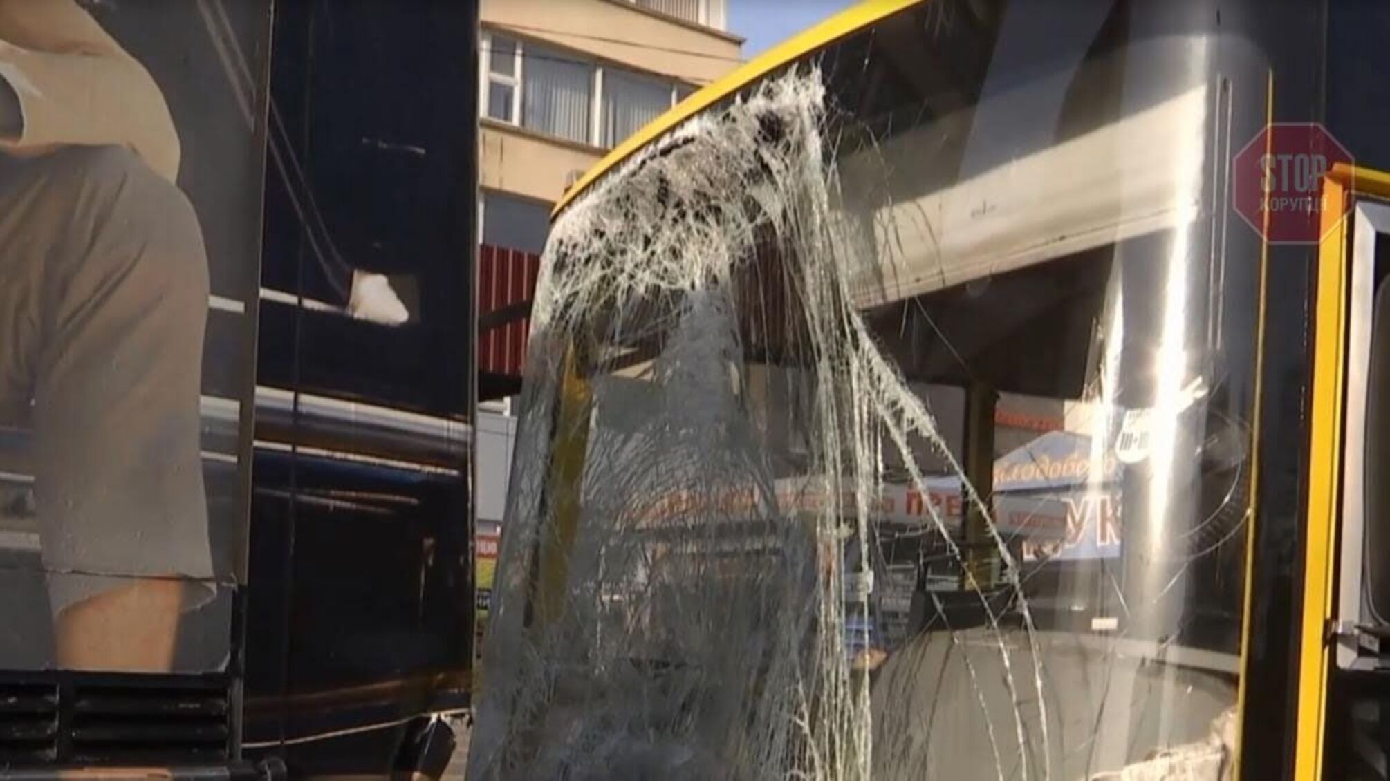 У Львові через зіткнення двох маршруток постраждали 11 людей (відео)