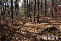 Лежав у лісосмузі: на Харківщині знайшли мертвого чоловіка (фото)