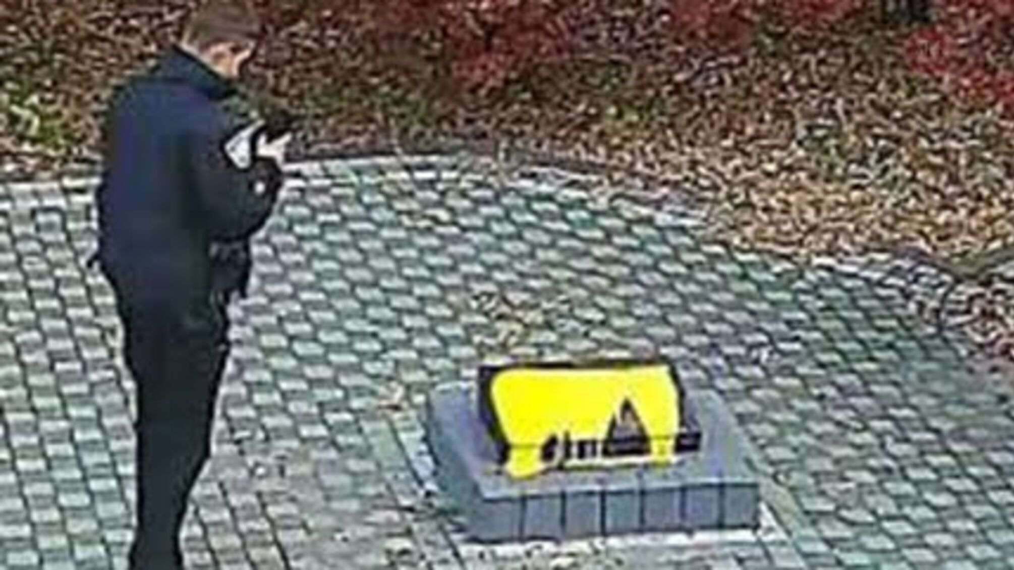 Залили жовтою фарбою: у Києві вандали осквернили пам'ятну дошку воїнам АТО (фото)