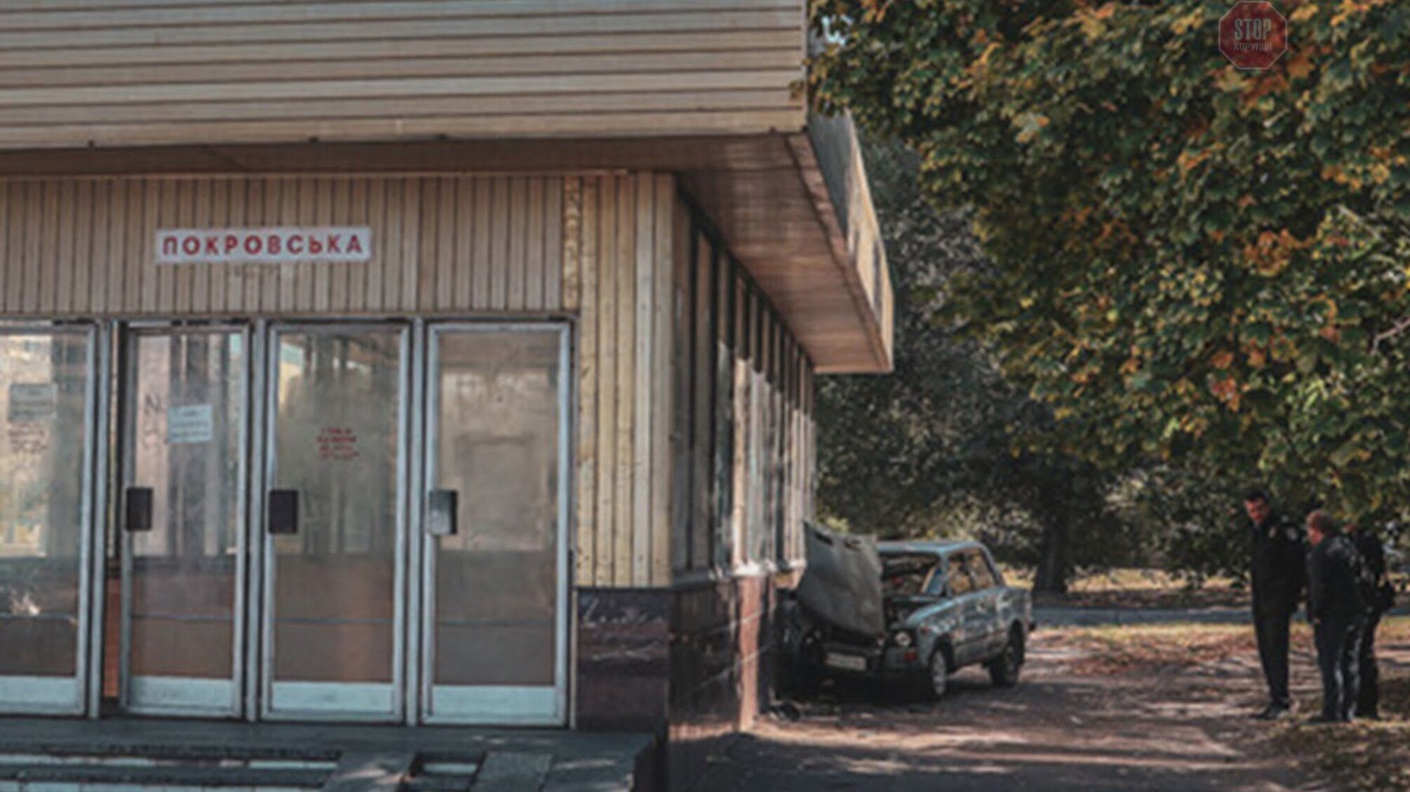 На повному ходу протаранив підземний перехід станції метро: у Дніпрі сталася ДТП (фото)