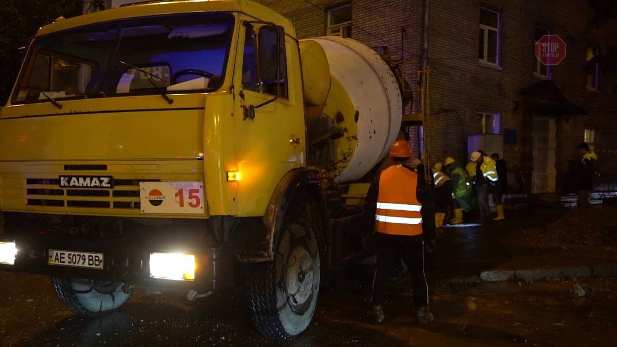 200 студентів евакуювали: у Дніпрі під гуртожитком стався провал ґрунту (фото, відео)