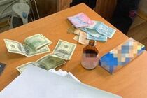 Вимагав гроші за зняття арешту з квартири: у Дніпрі затримали посадовця ДВС (фото)