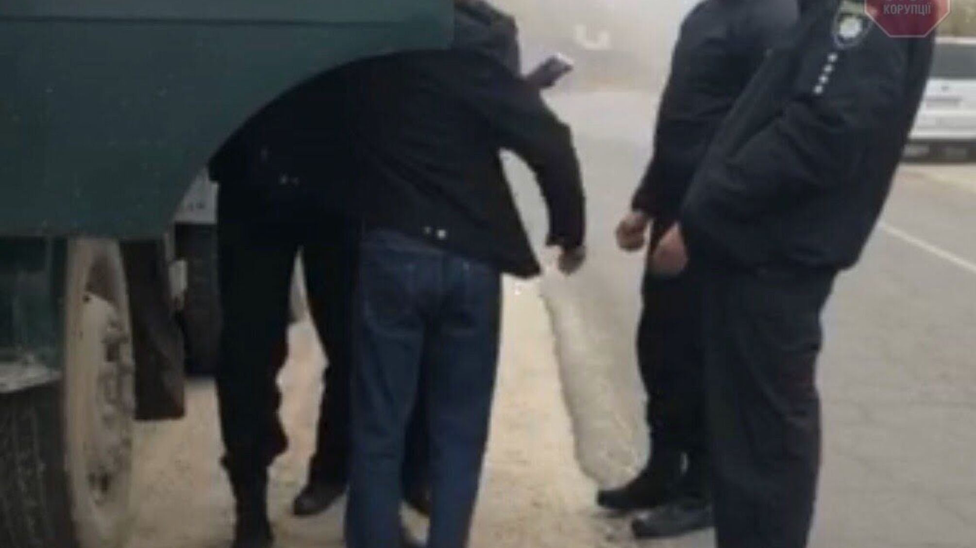 Наша служба небезпечна і важка: у Києві поліцейський тягав 'за шкірку' водія вантажівки (відео)