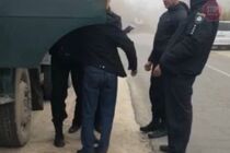 Наша служба небезпечна і важка: у Києві поліцейський тягав ''за шкірку'' водія вантажівки (відео)