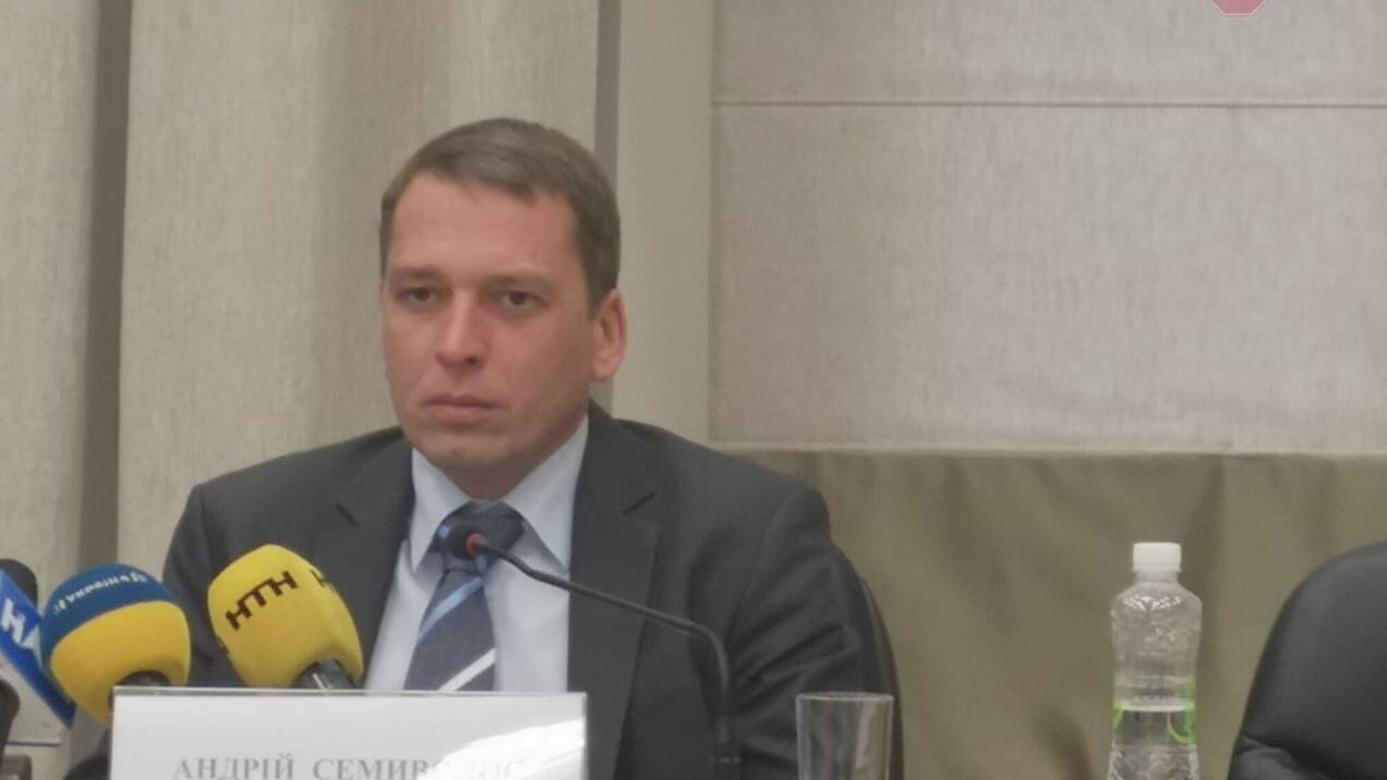 Заступник голови МОЗ Андрій Семиволос утік з власної пресконференції після питань про ОНМедУ