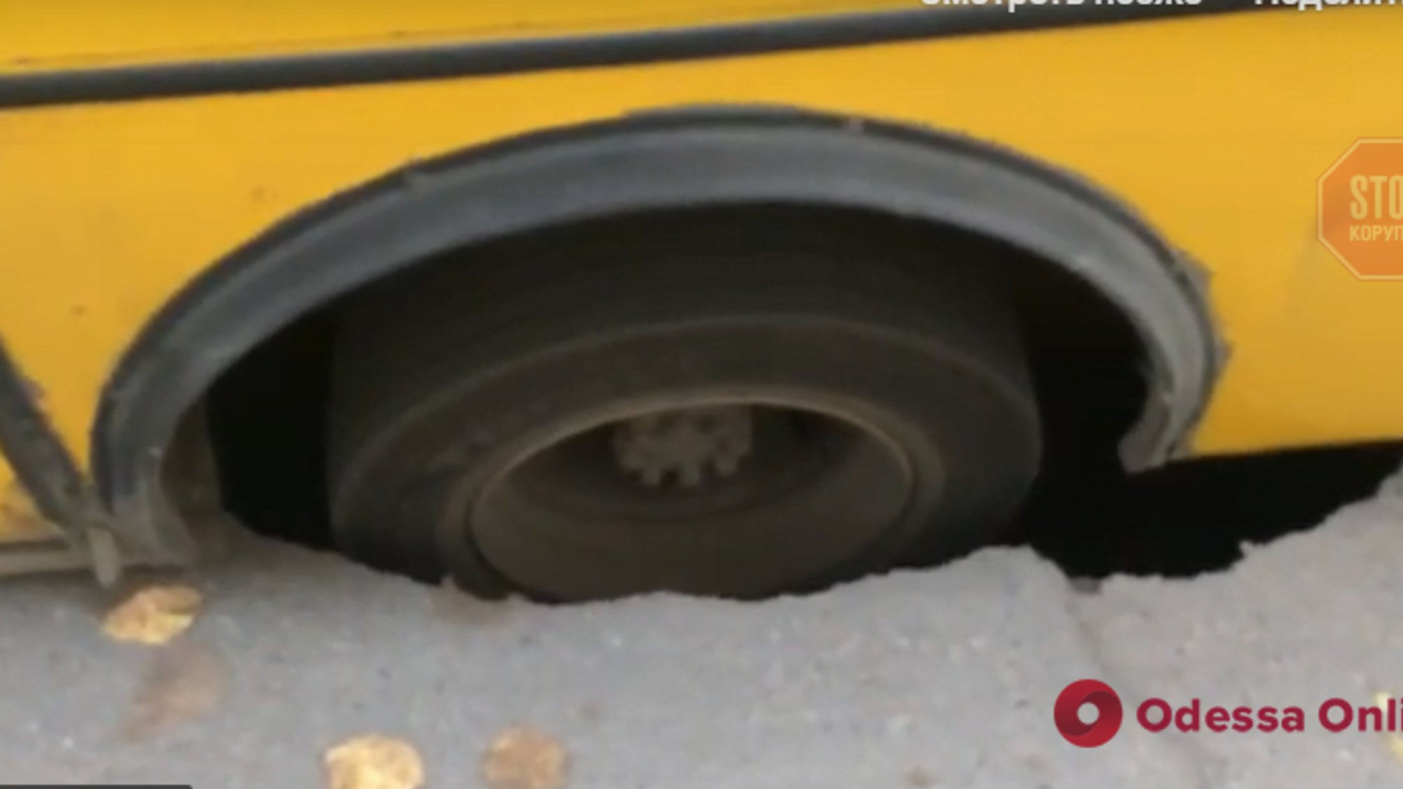 Провалилась під асфальт: на Одещині маршрутка пішла під землю (фото, відео)