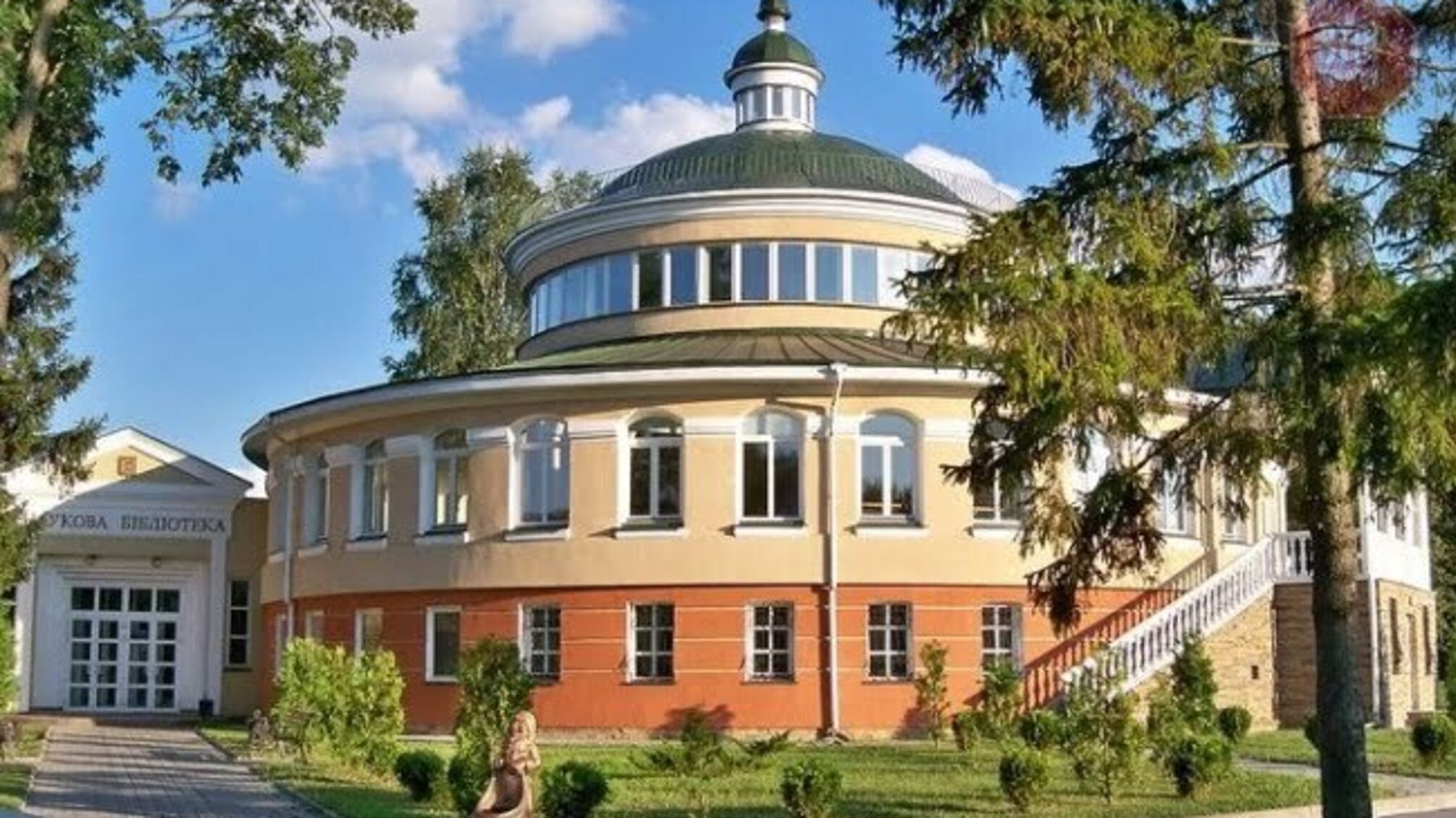 Скандал в академії: на Рівненщині ректор приховує вартість оновленого інтер'єру (фото)