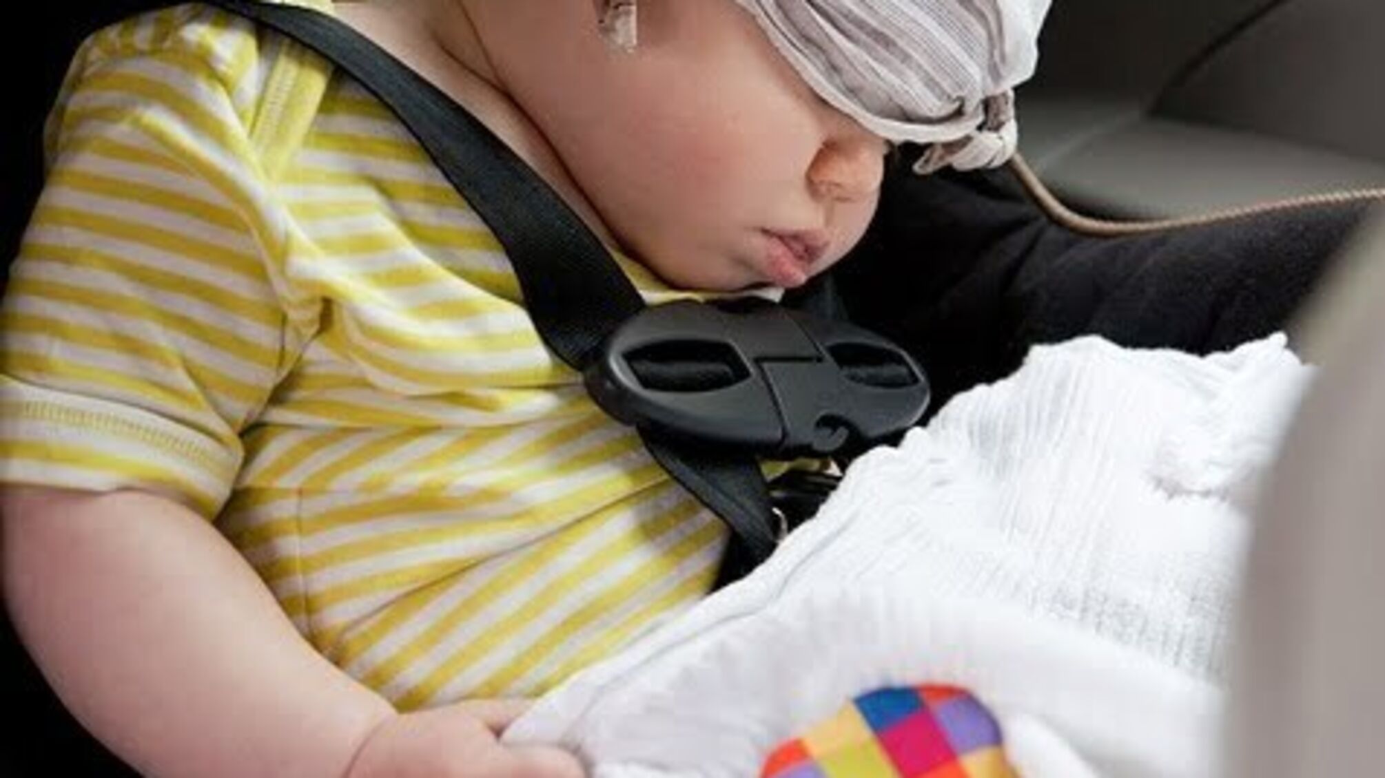 За перевезення малюків без автокрісел штрафуватимуть: депутати проголосували за покарання безвідповідальних водіїв