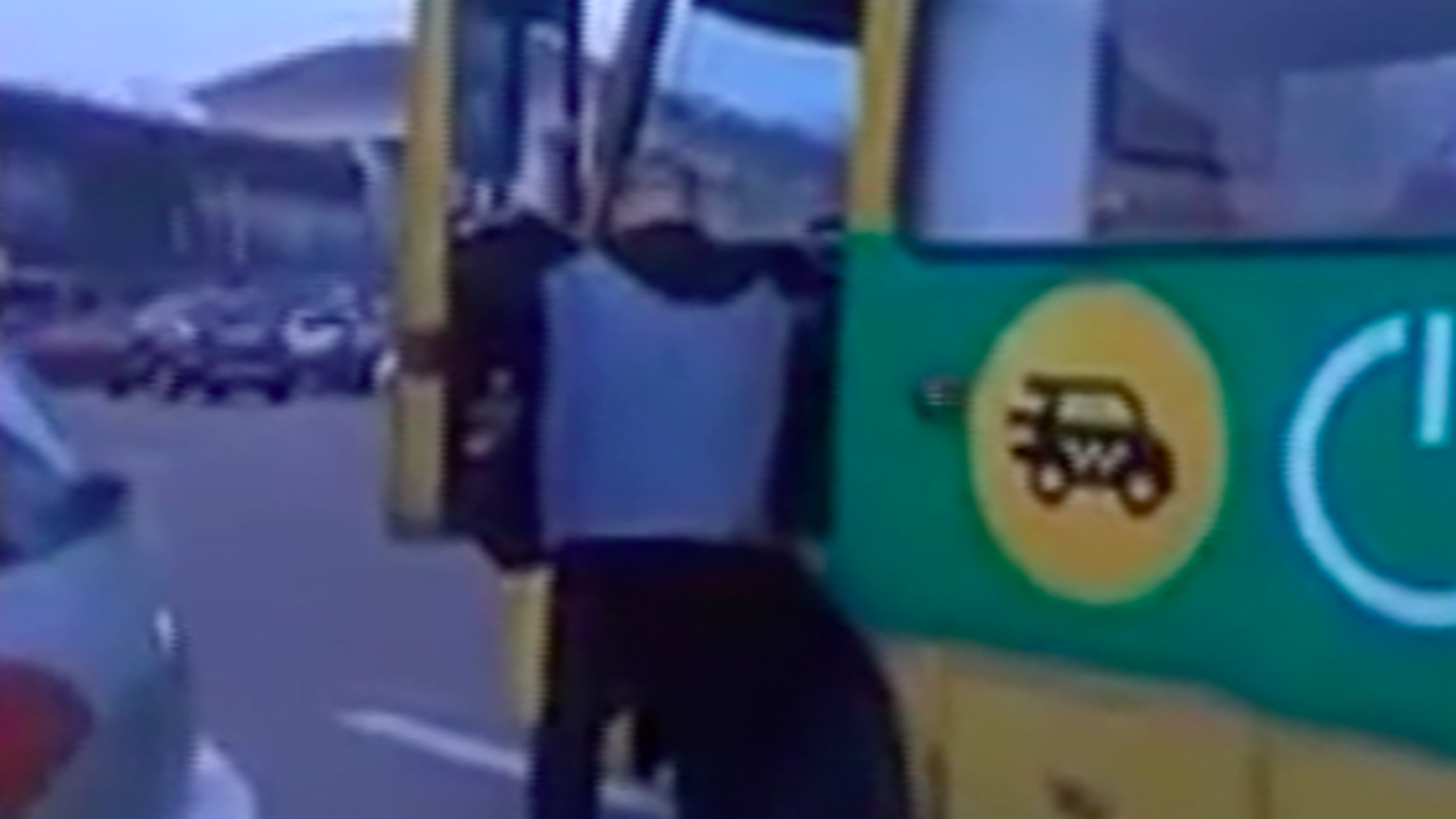 “Не відходячи від каси”: у столиці водій маршрутки сходив в туалет на робочому місці (фото)