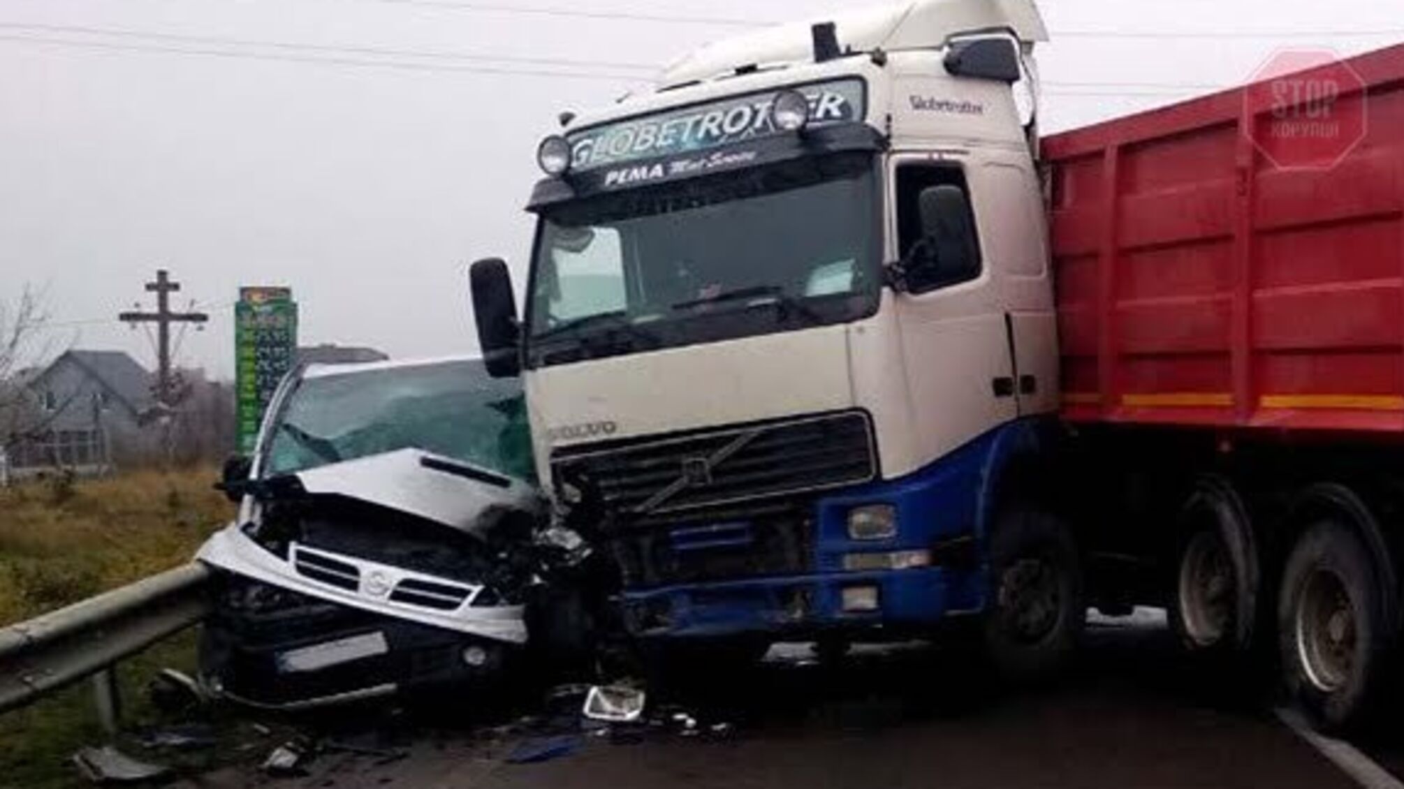 Жахлива ДТП на Рівненщині: двоє водіїв у лікарні (фото)