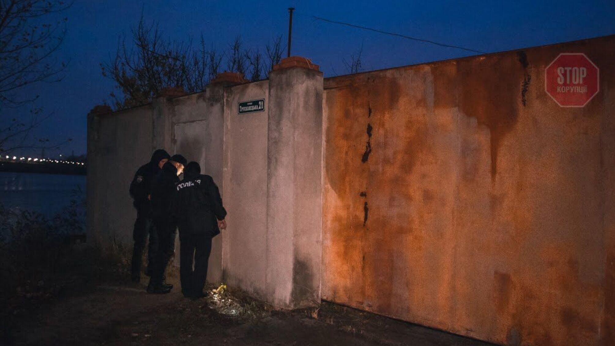 Без взуття та з SIM-карткою на обличчі: на Лівому березі столиці знайдено труп невідомого чоловіка