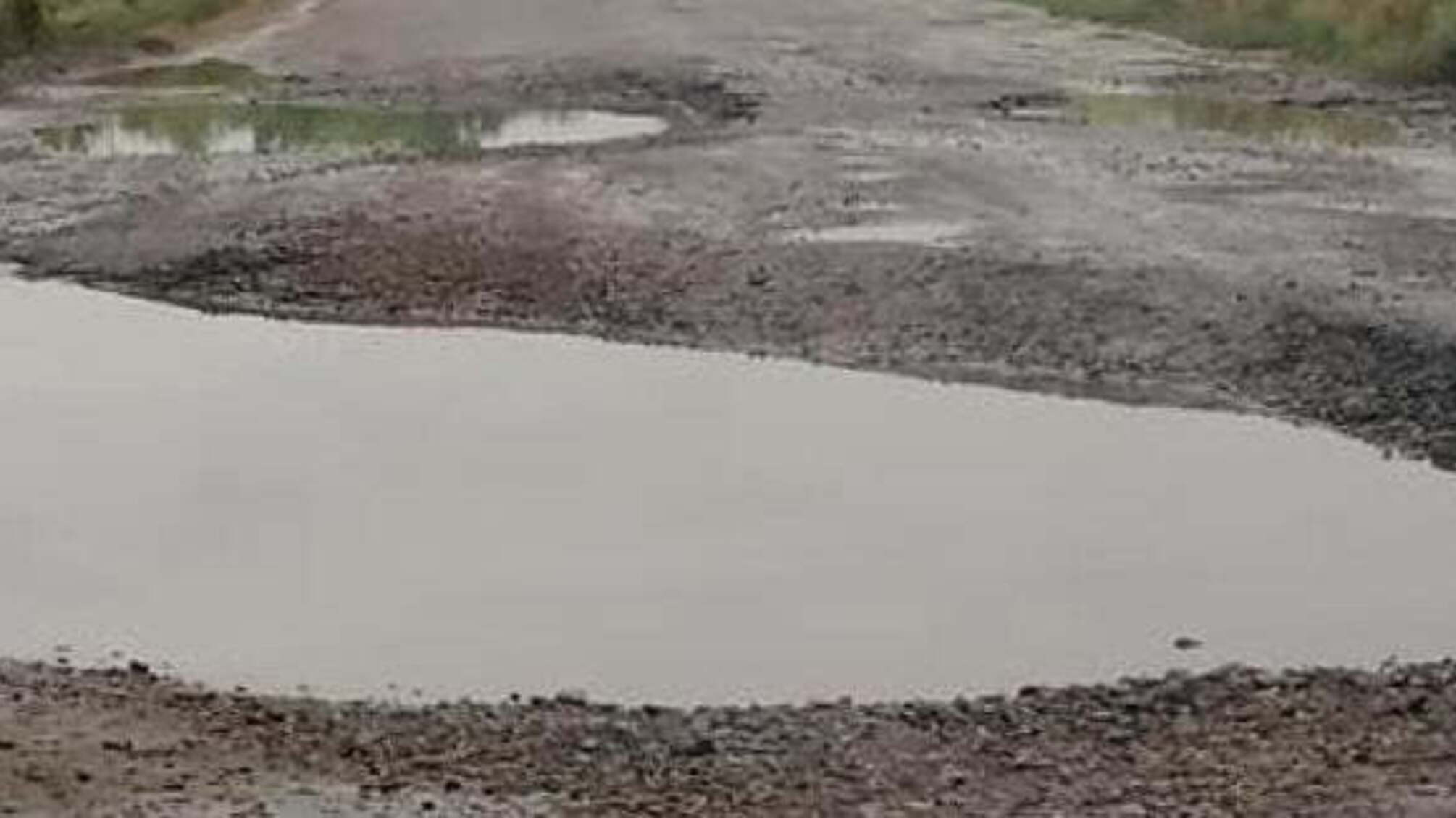 Між Херсоном і Миколаєвом – метрові ями і розбитий асфальт (відео)