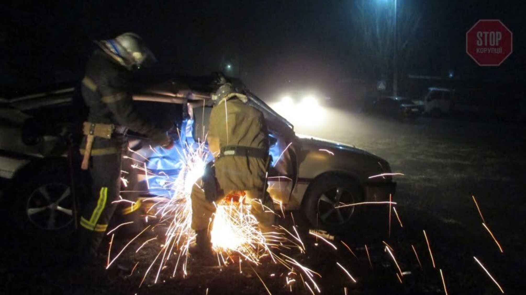 На Дніпропетровщині рятувальники вирізали з авто тіло загиблої у ДТП (фото)