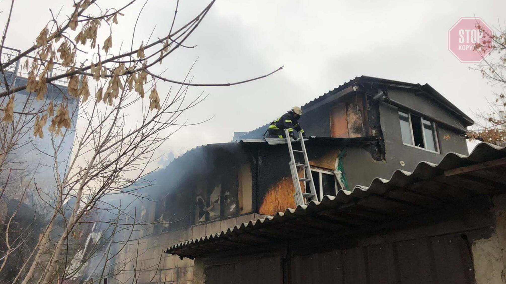 У Харкові поліцейські винесли з палаючого будинку пенсіонера та жінку з малою дитиною (фото)