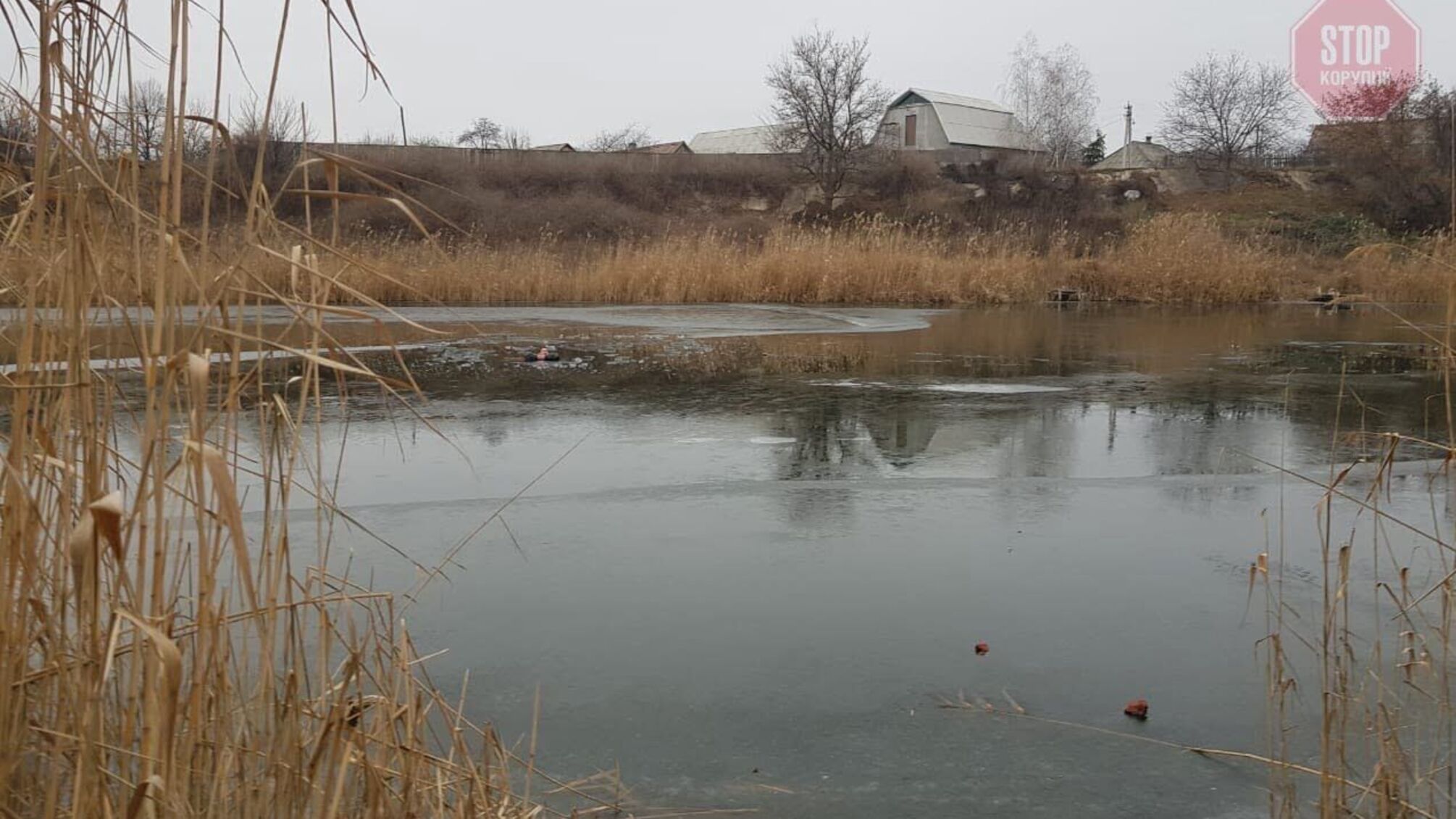 На Дніпропетровщині чоловік не дивлячись на теплу погоду пішов рибалити та провалився під лід (фото, відео)