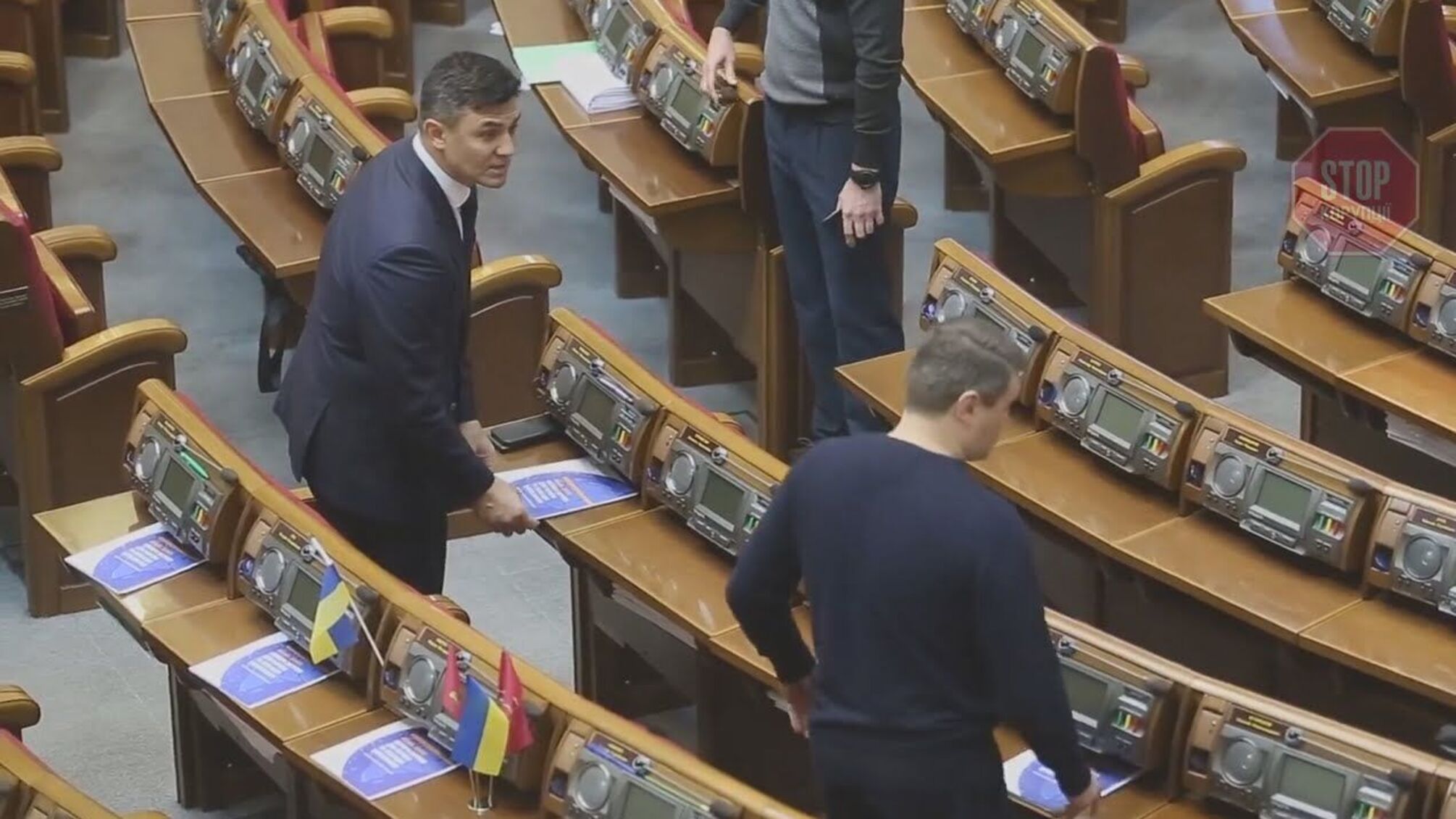 Перед засіданням Верховної Ради України народні депутати влаштували словесну перепалку (відео)