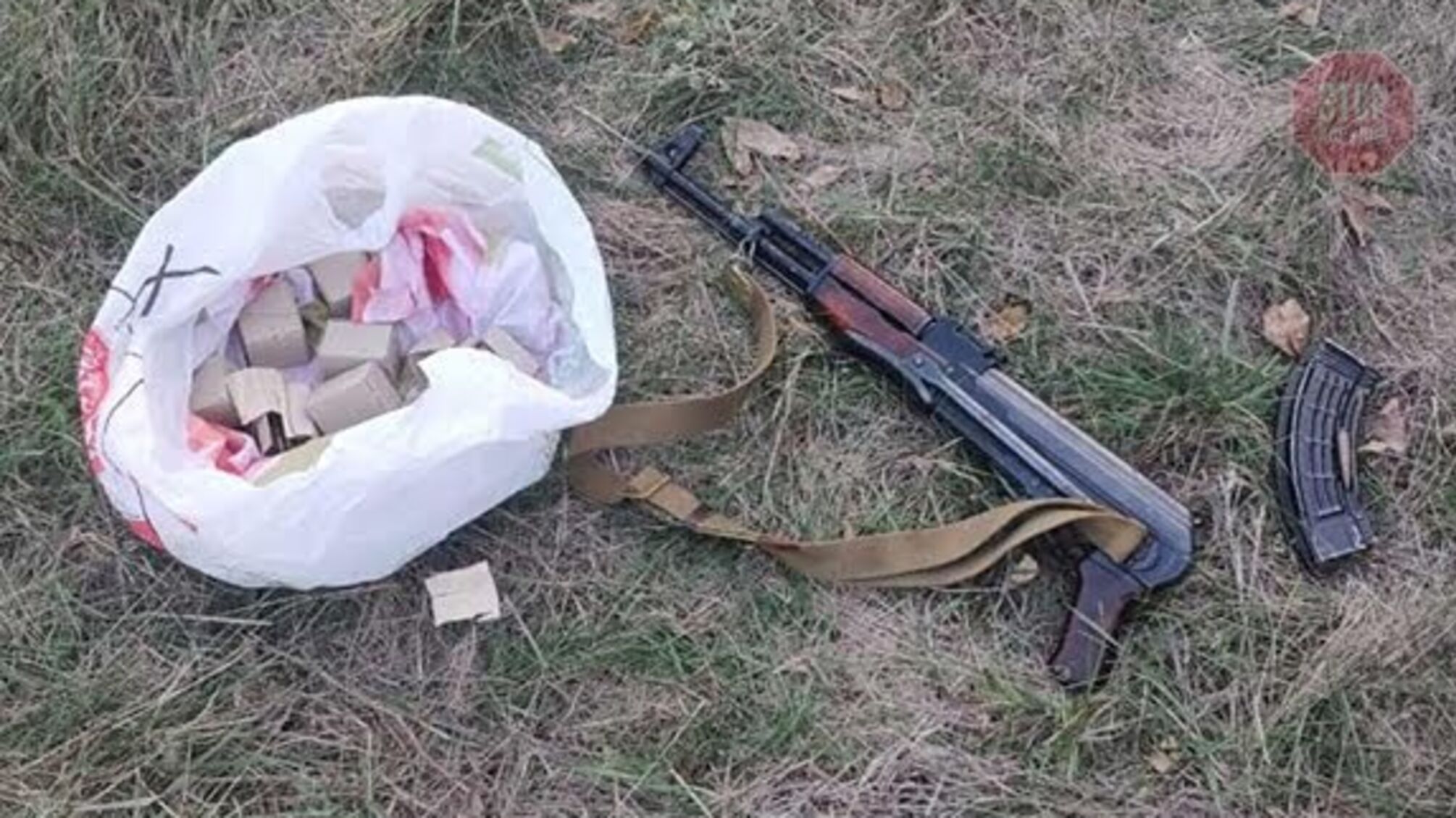 На Дніпропетровщині правоохоронці перевіряли лісоруба та знайшли автомат з набоями (фото)