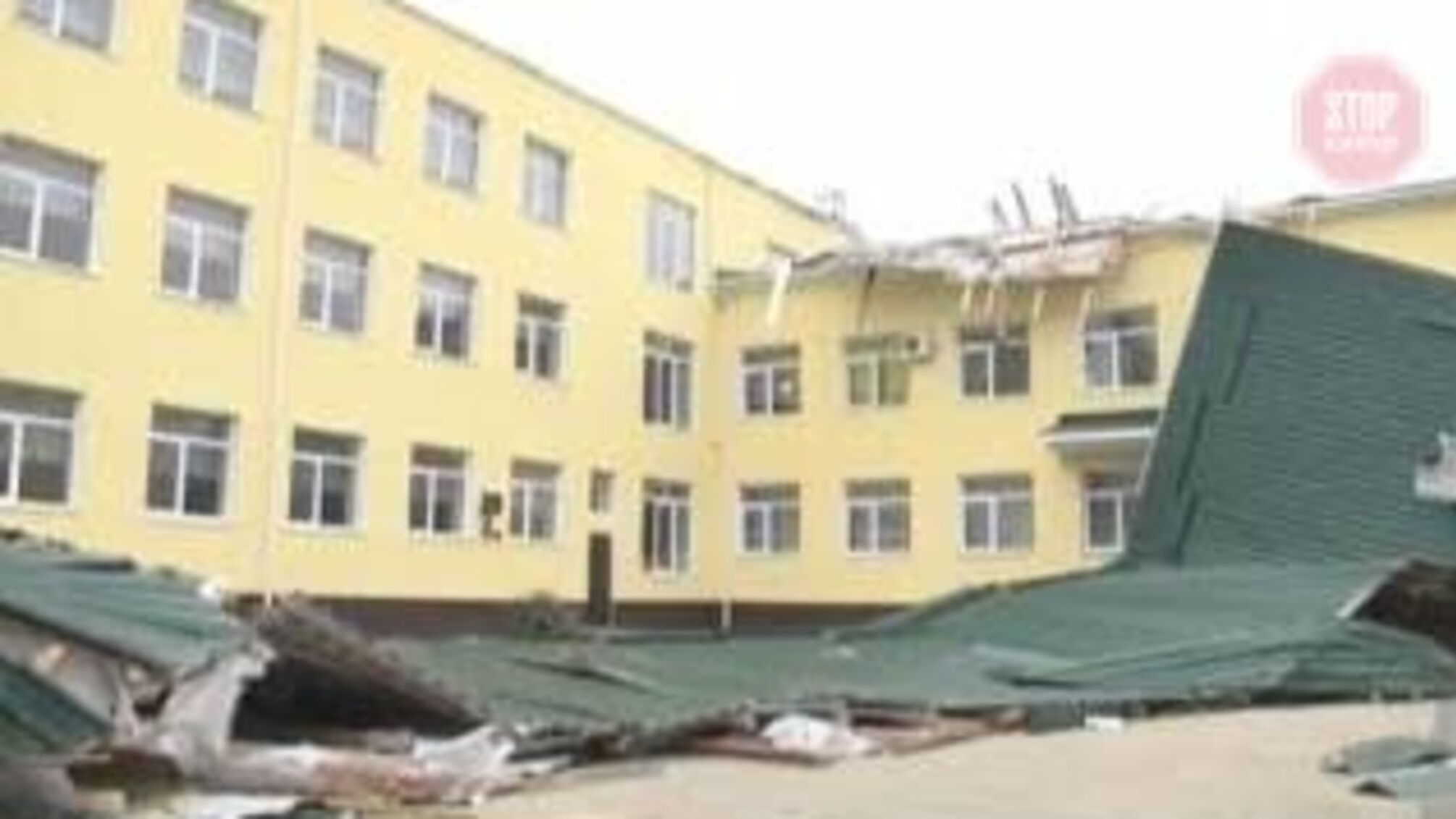 Зірвало дах: у Криму постраждала школа (відео)