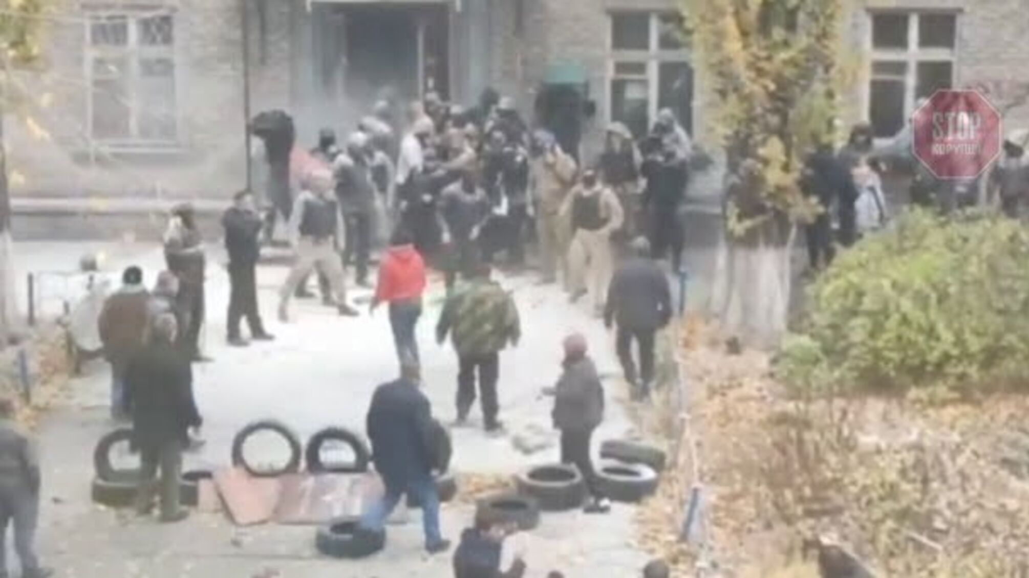 У Києві масова бійка: людей намагаються виселити з гуртожитку (відео)