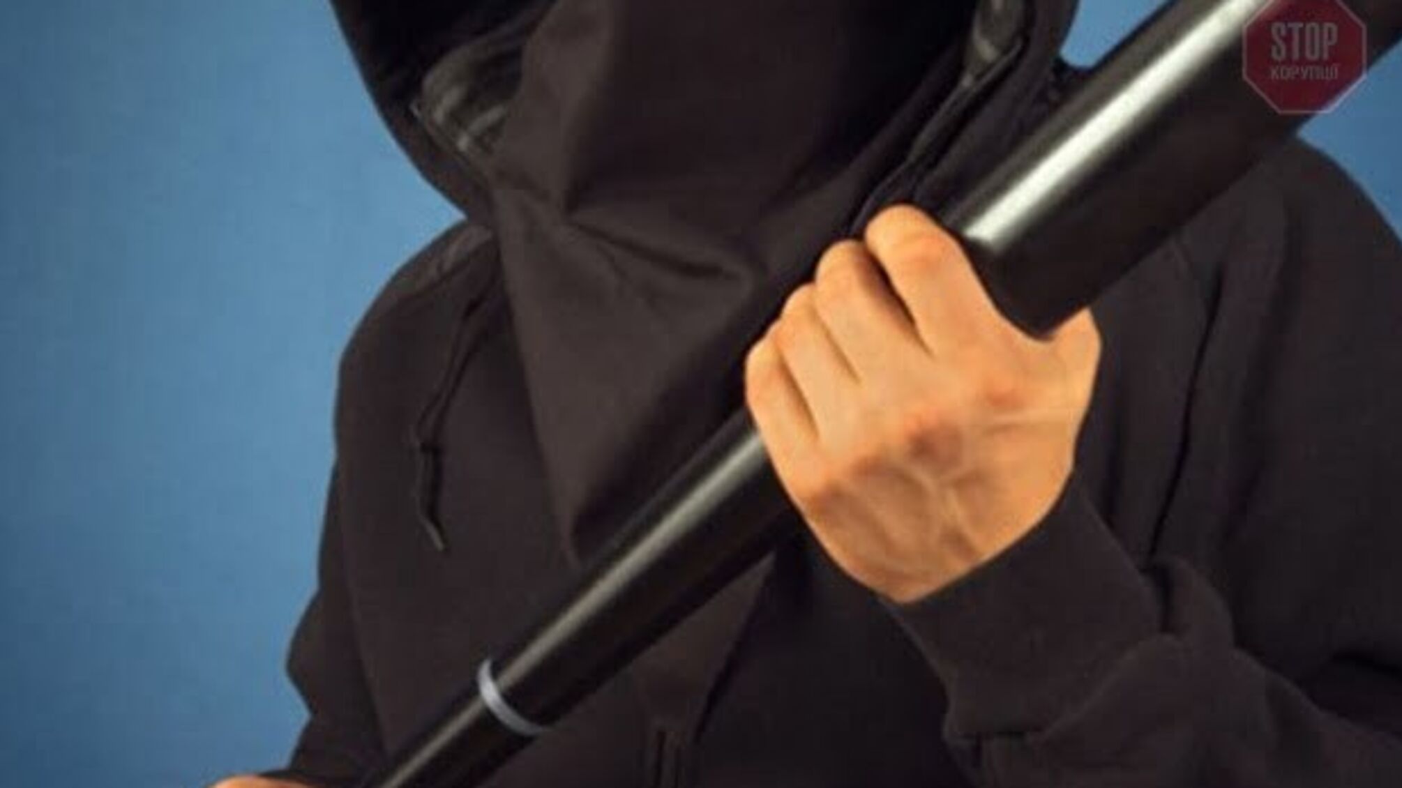 Бив битою по голові та палив газовою лампою: на Київщині поліція затримала ревнивця (фото)